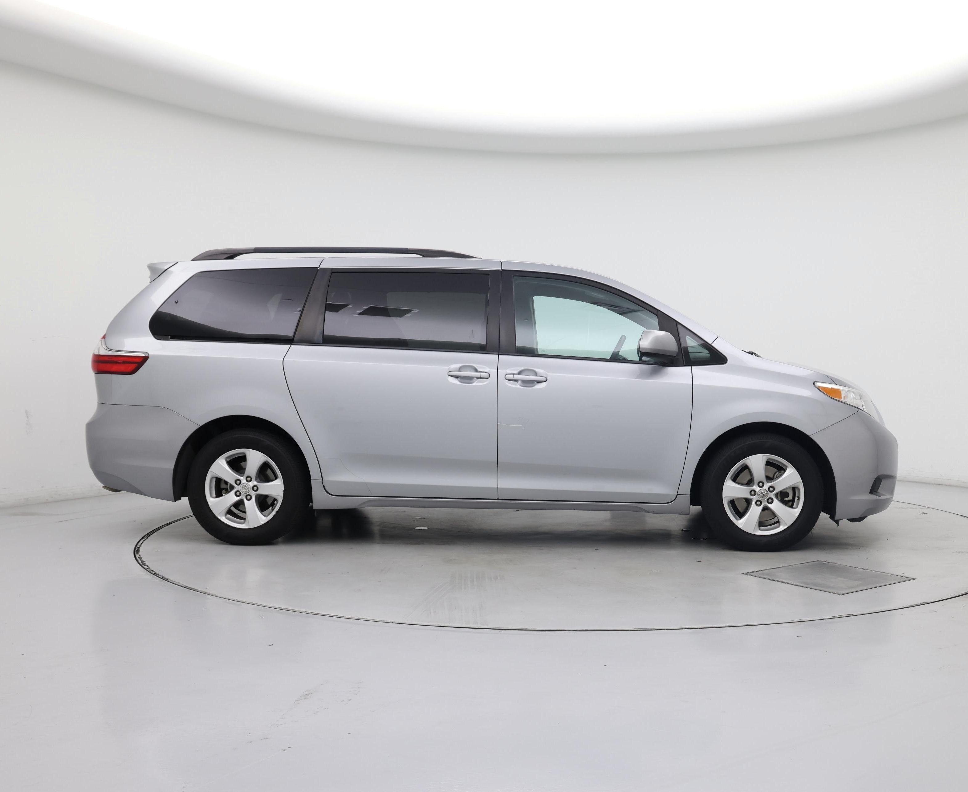 Thumbnail: 2017 Toyota Sienna - 7