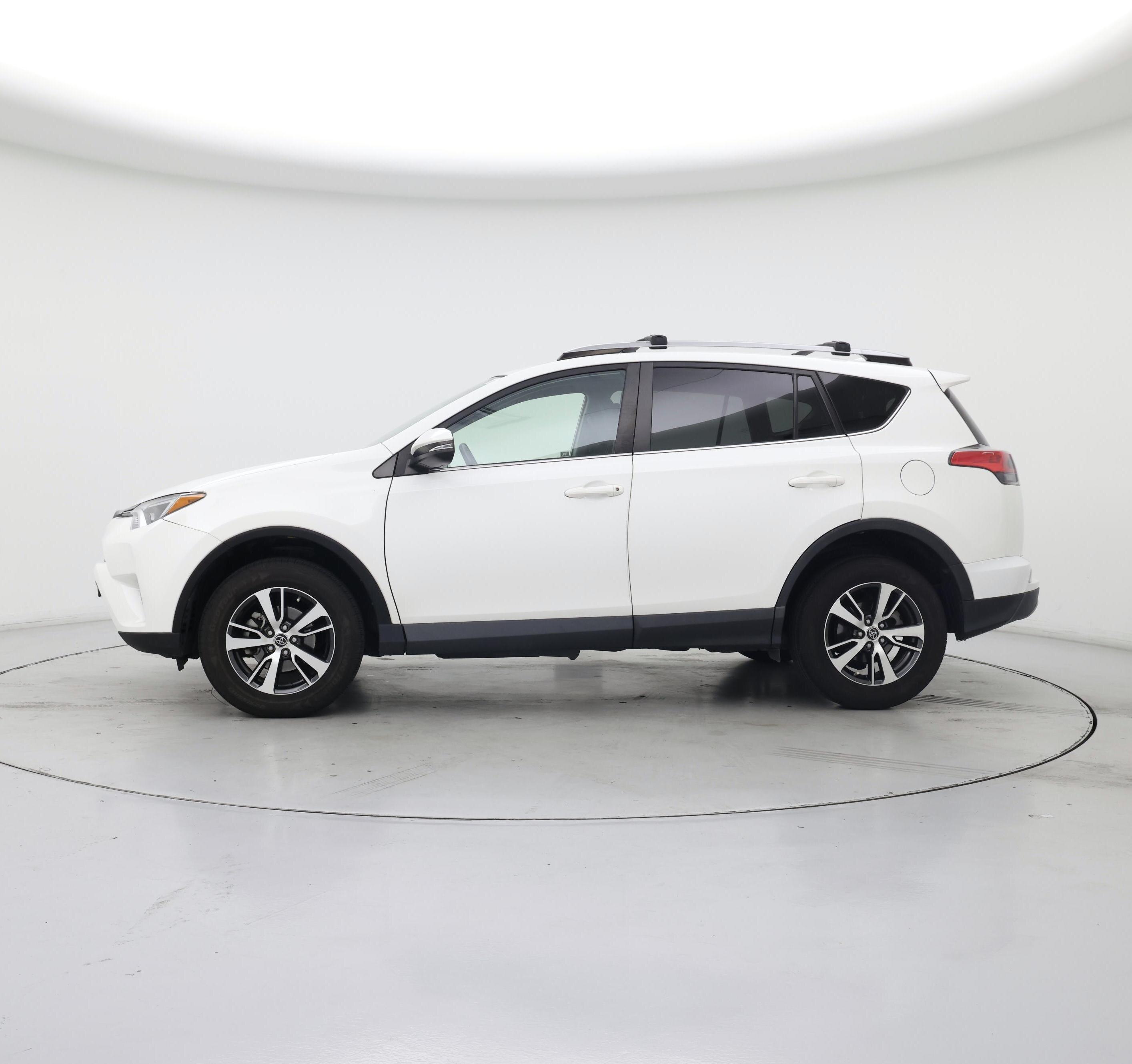 Thumbnail: 2018 Toyota RAV4 - 3