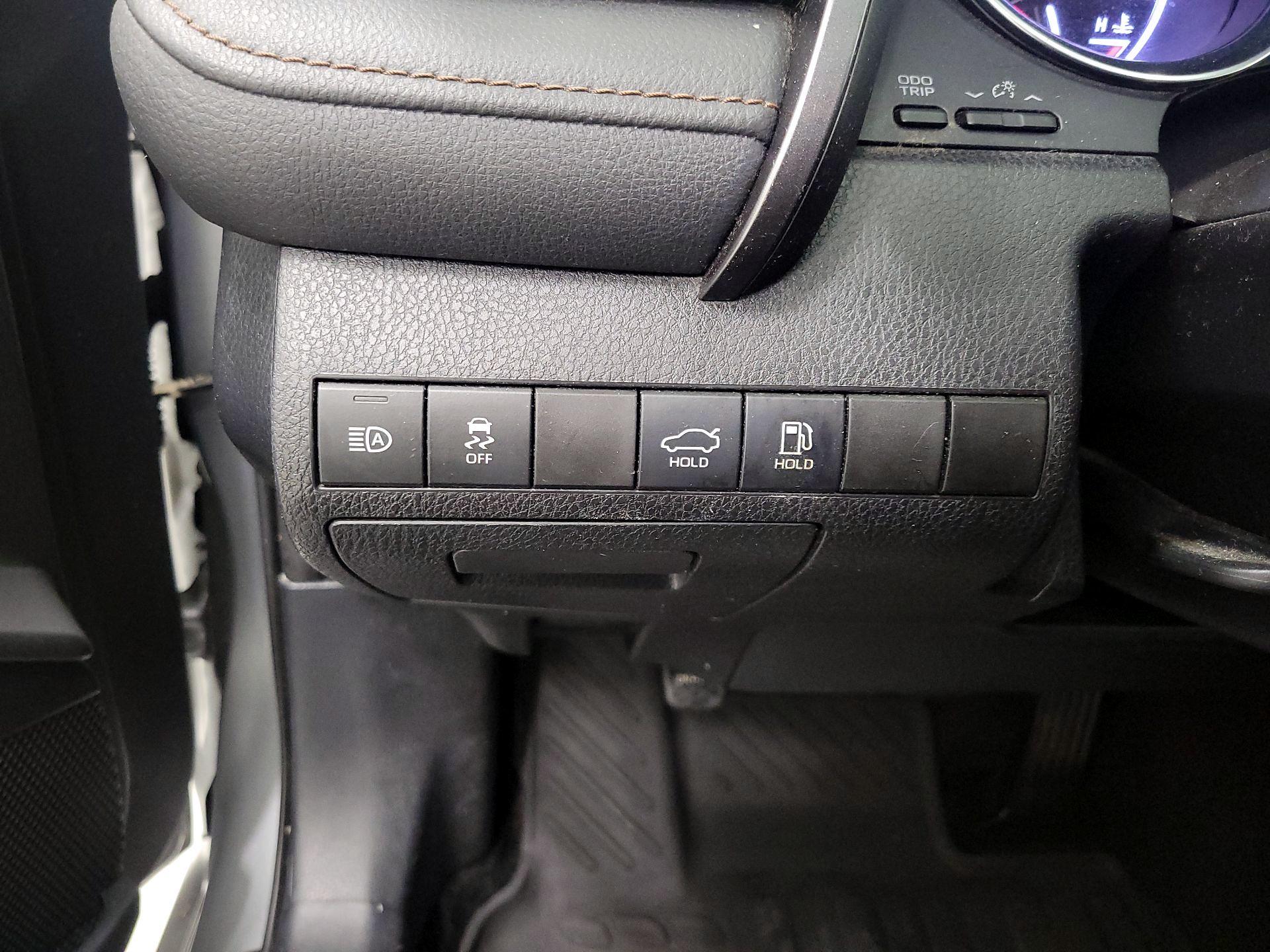 Thumbnail: 2019 Toyota Camry - 13