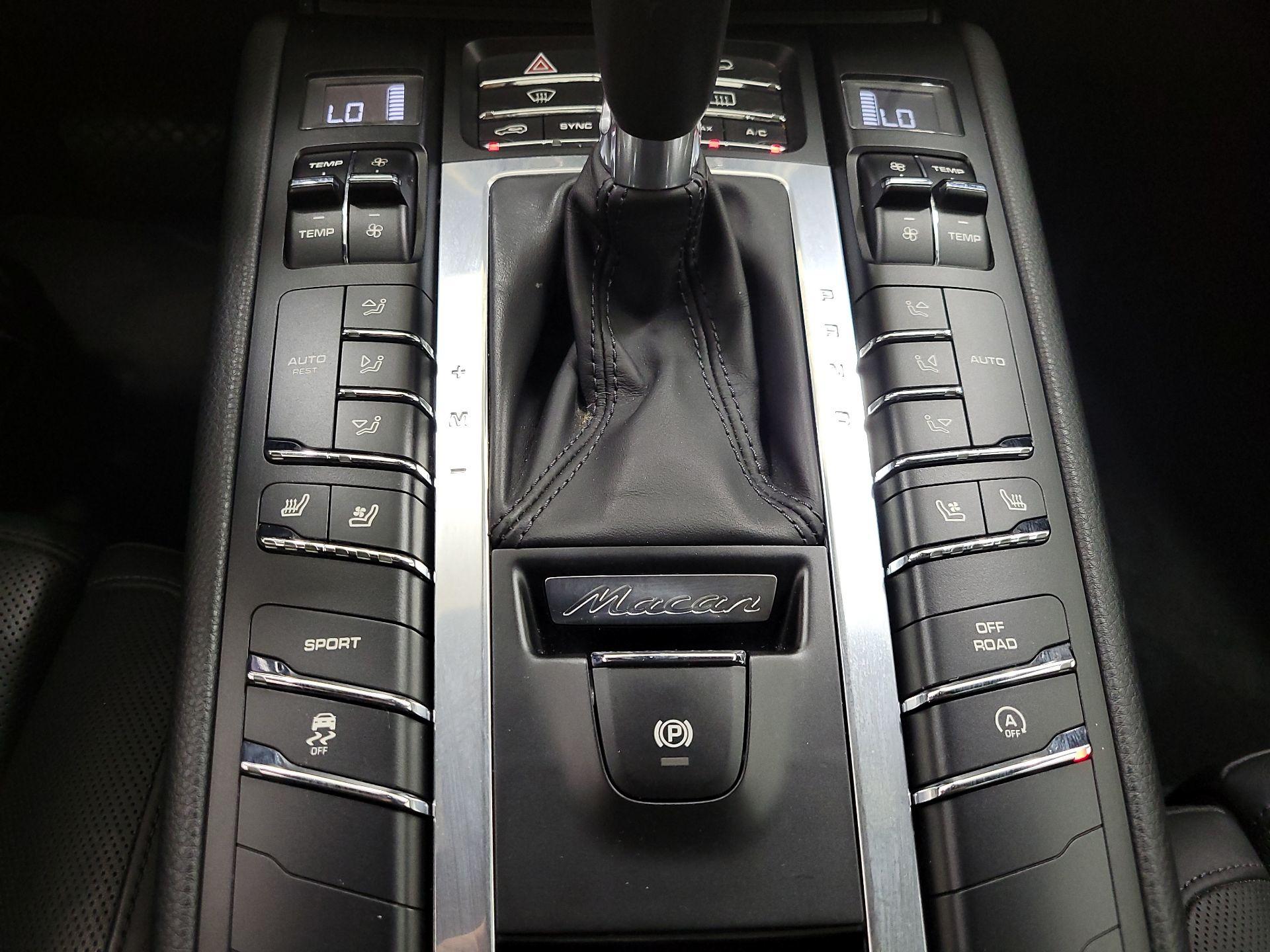 Thumbnail: 2016 Porsche Macan - 17