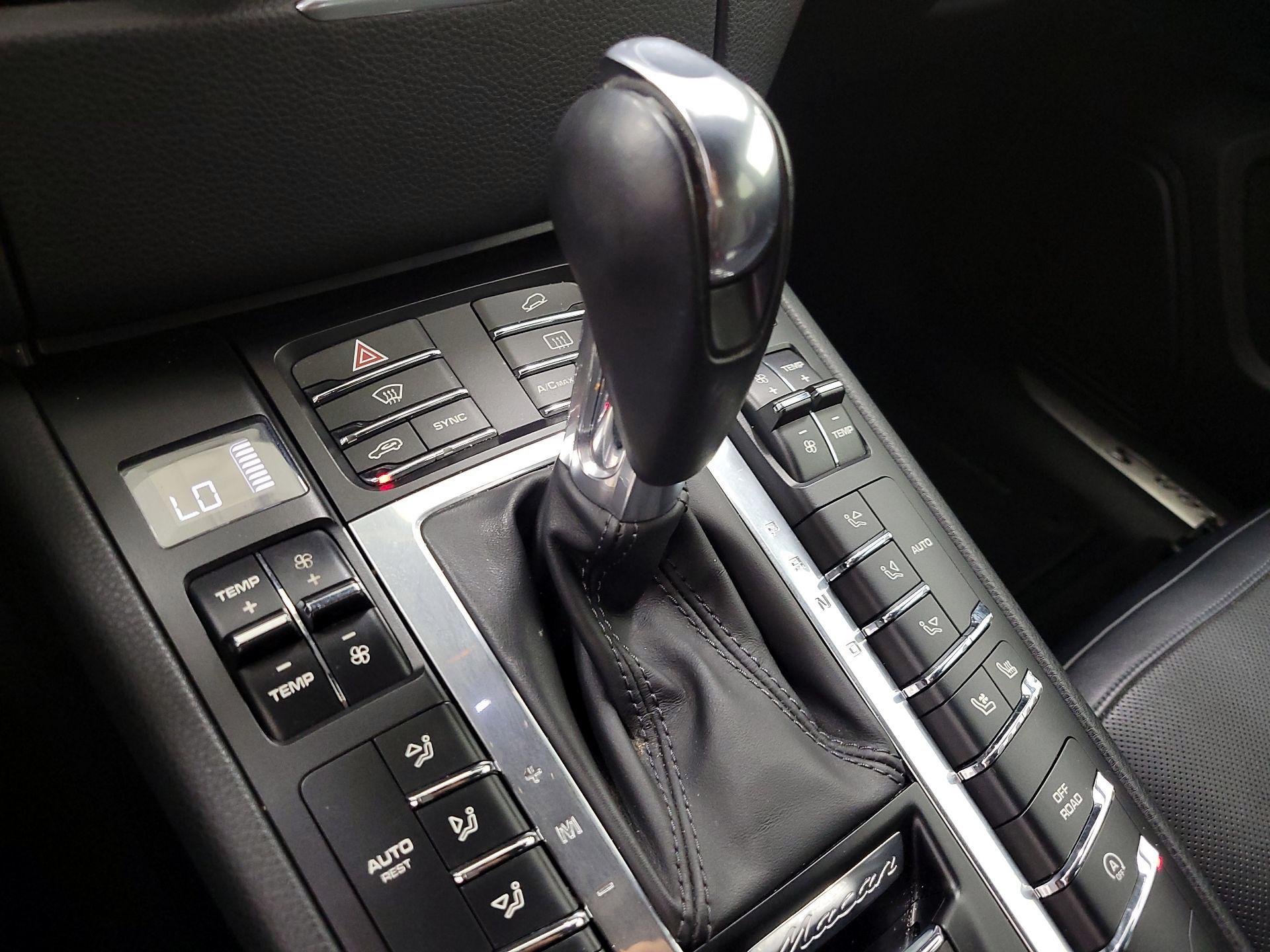 Thumbnail: 2016 Porsche Macan - 18