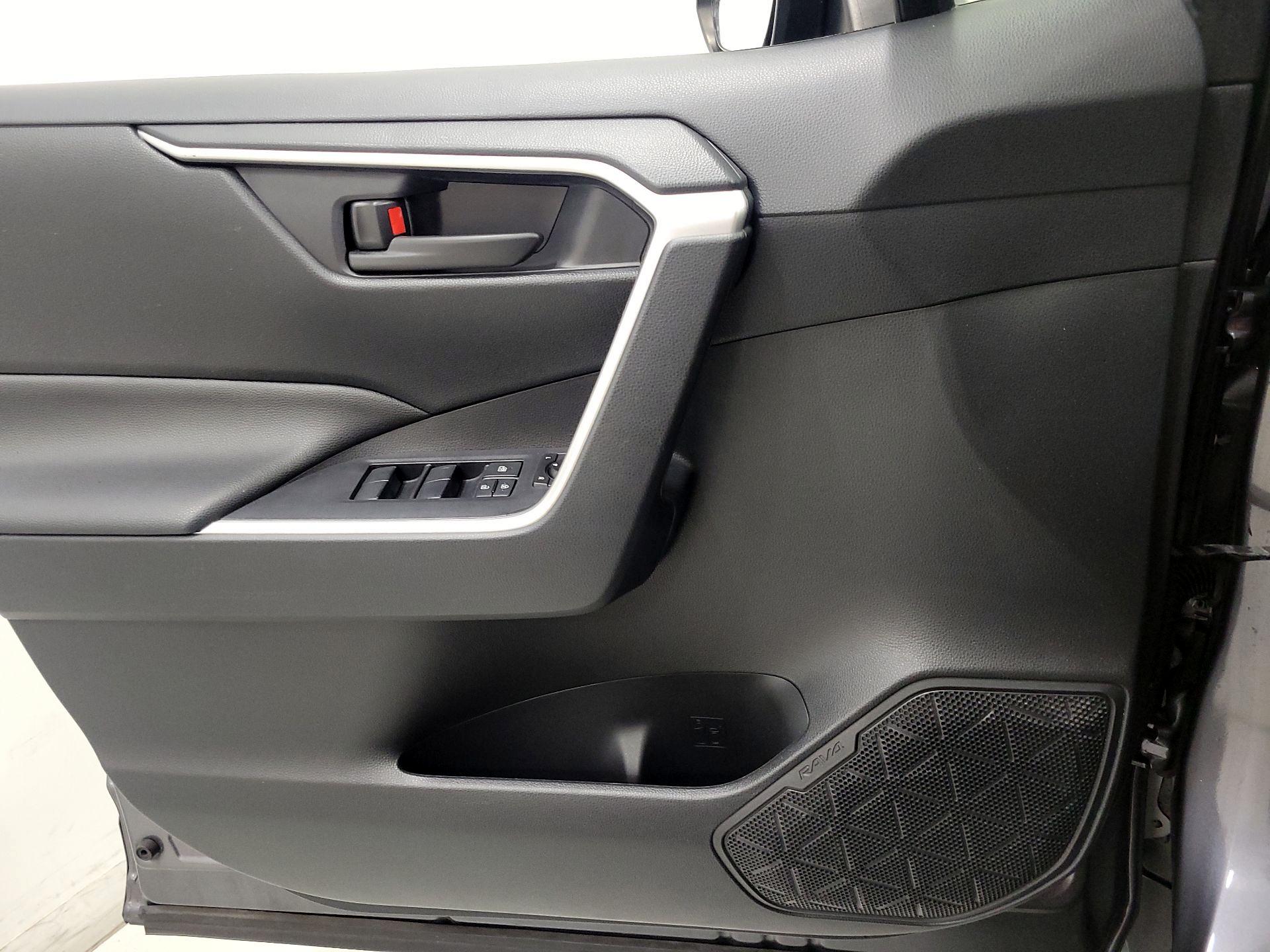 Thumbnail: 2019 Toyota RAV4 - 12