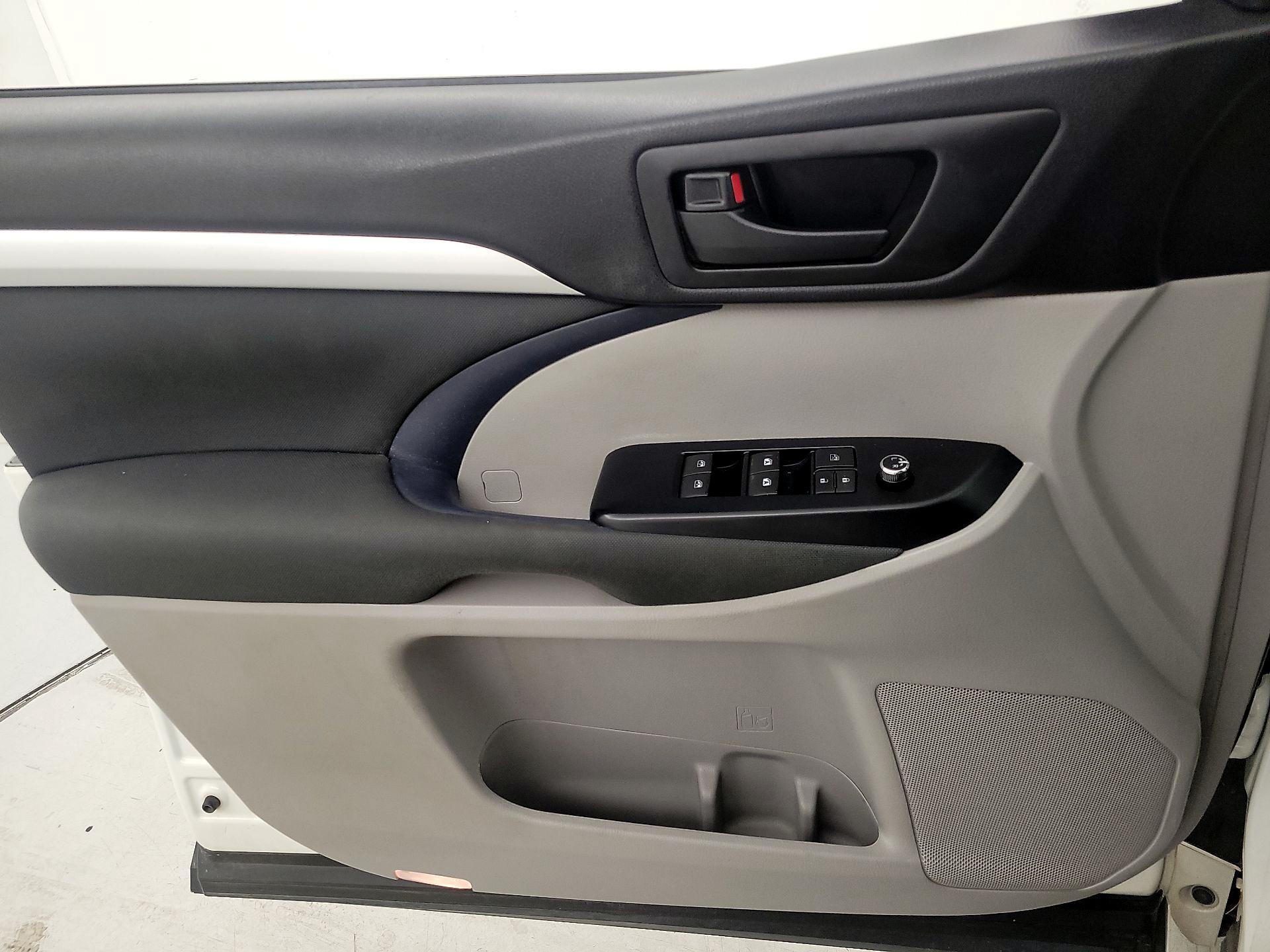 Thumbnail: 2016 Toyota Highlander - 12