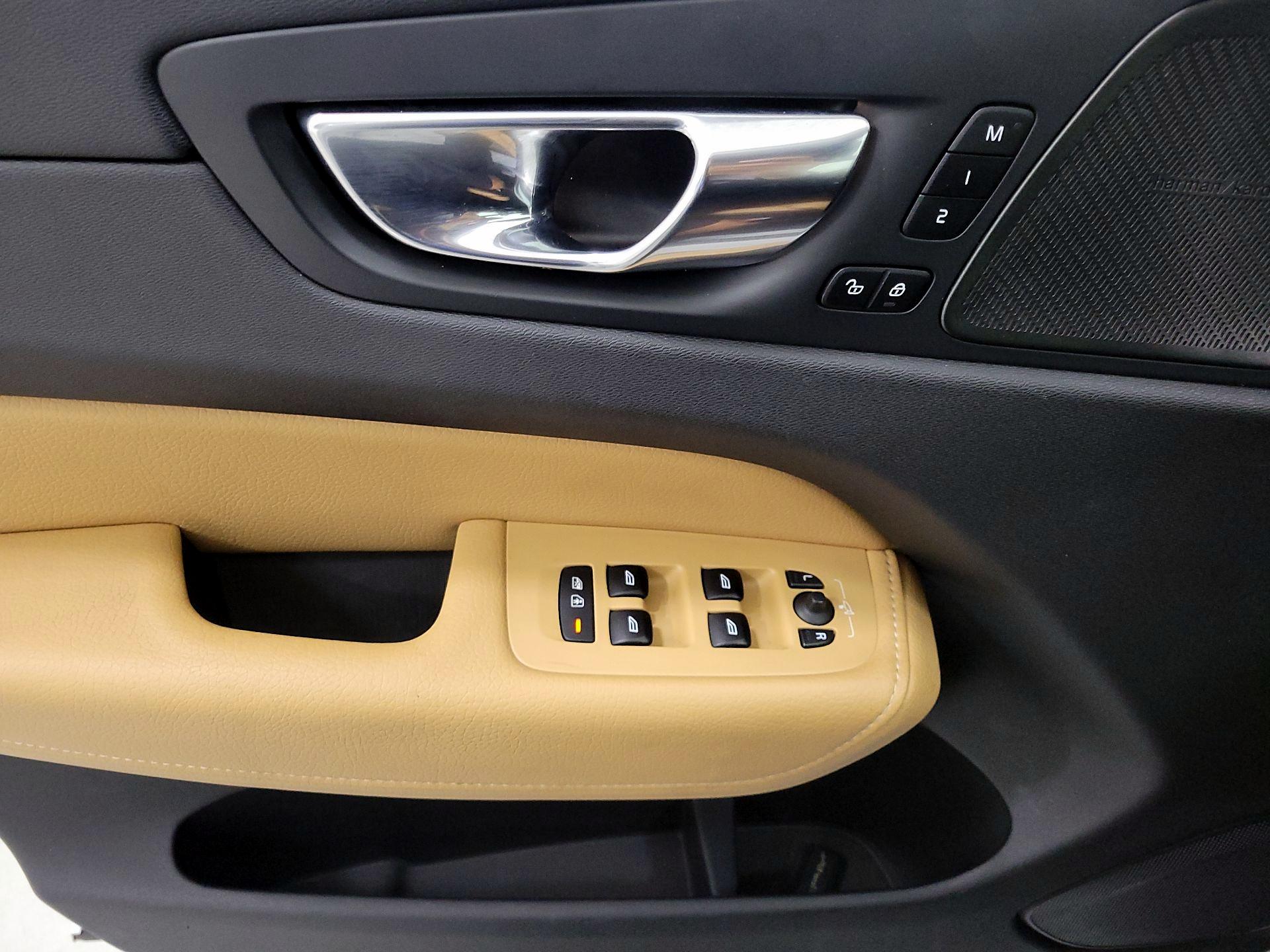 Thumbnail: 2020 Volvo XC60 - 12