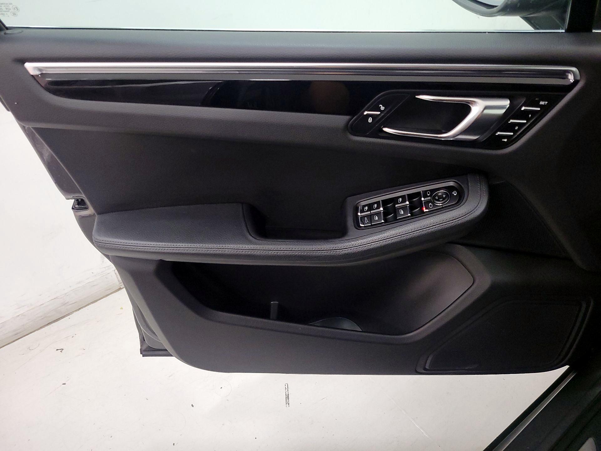 Thumbnail: 2016 Porsche Macan - 12