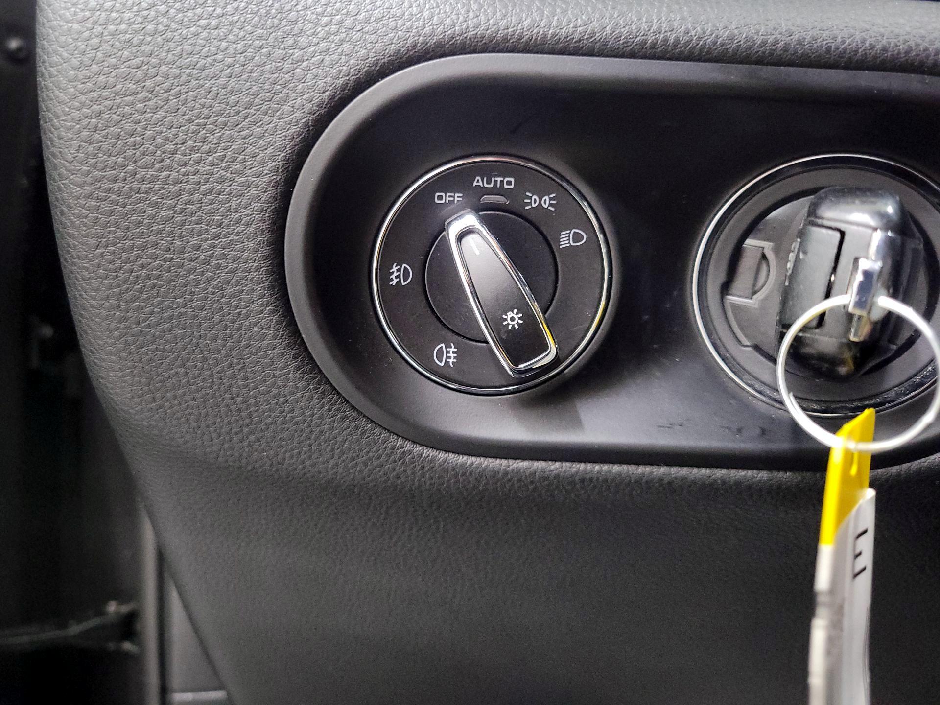 Thumbnail: 2016 Porsche Macan - 13