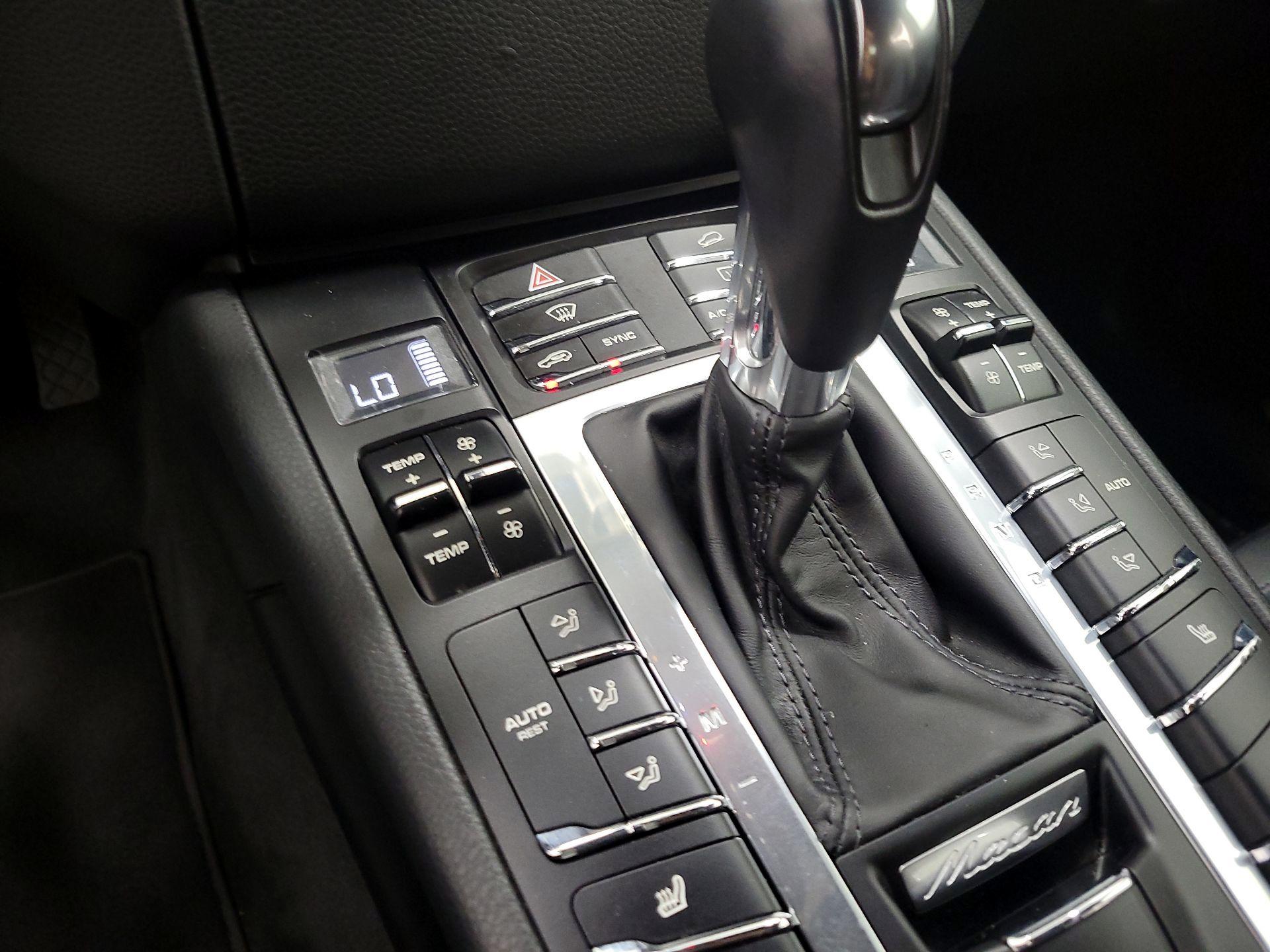 Thumbnail: 2016 Porsche Macan - 16