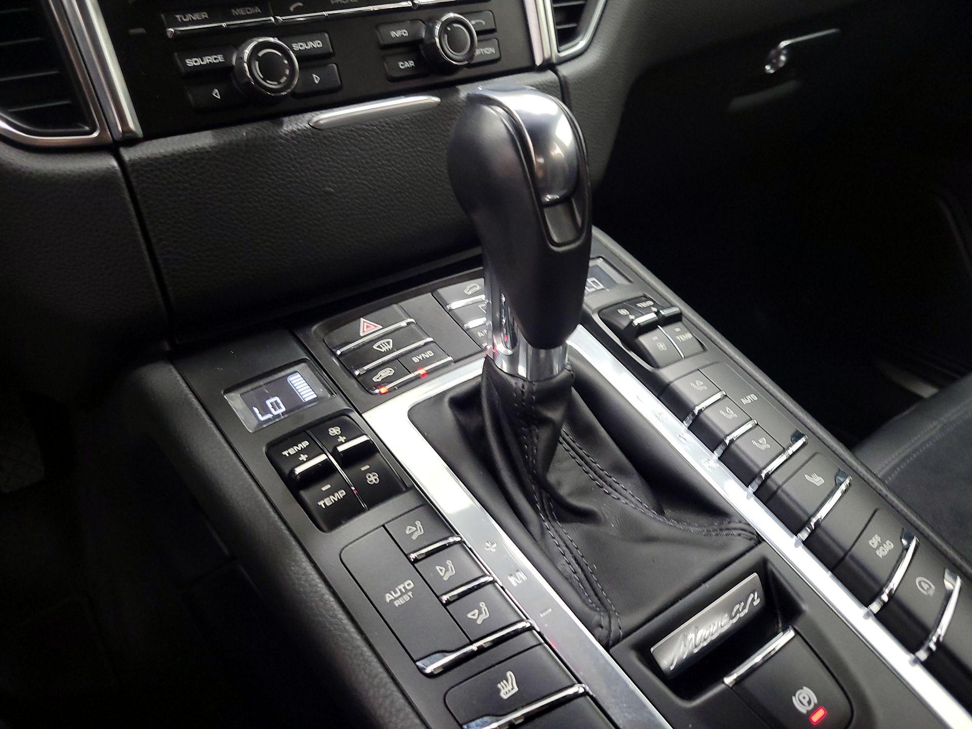 Thumbnail: 2016 Porsche Macan - 17