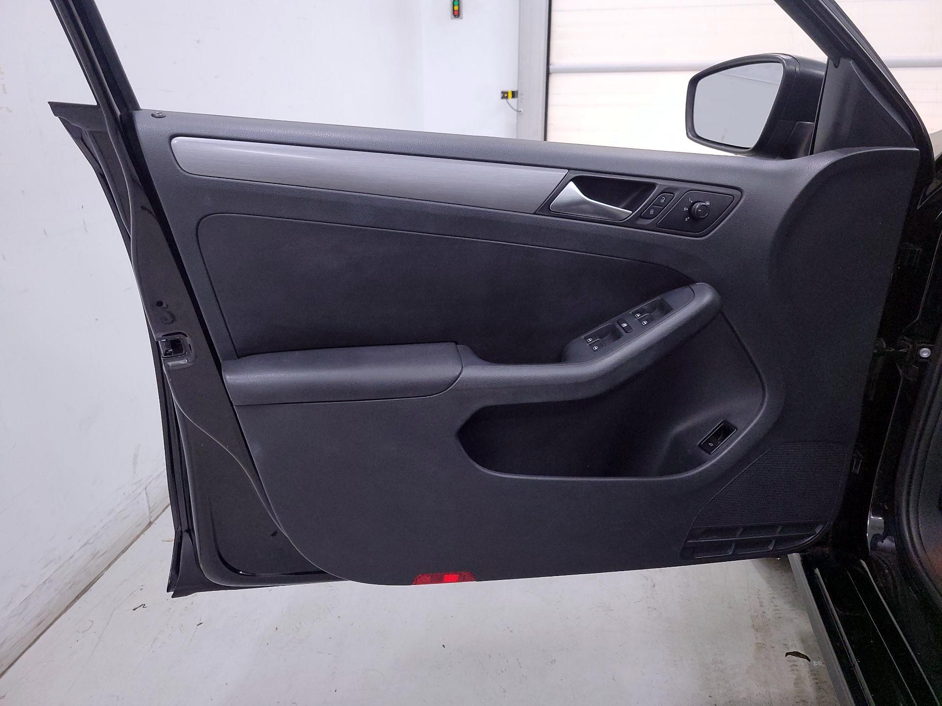 Thumbnail: 2016 Volkswagen Jetta - 12