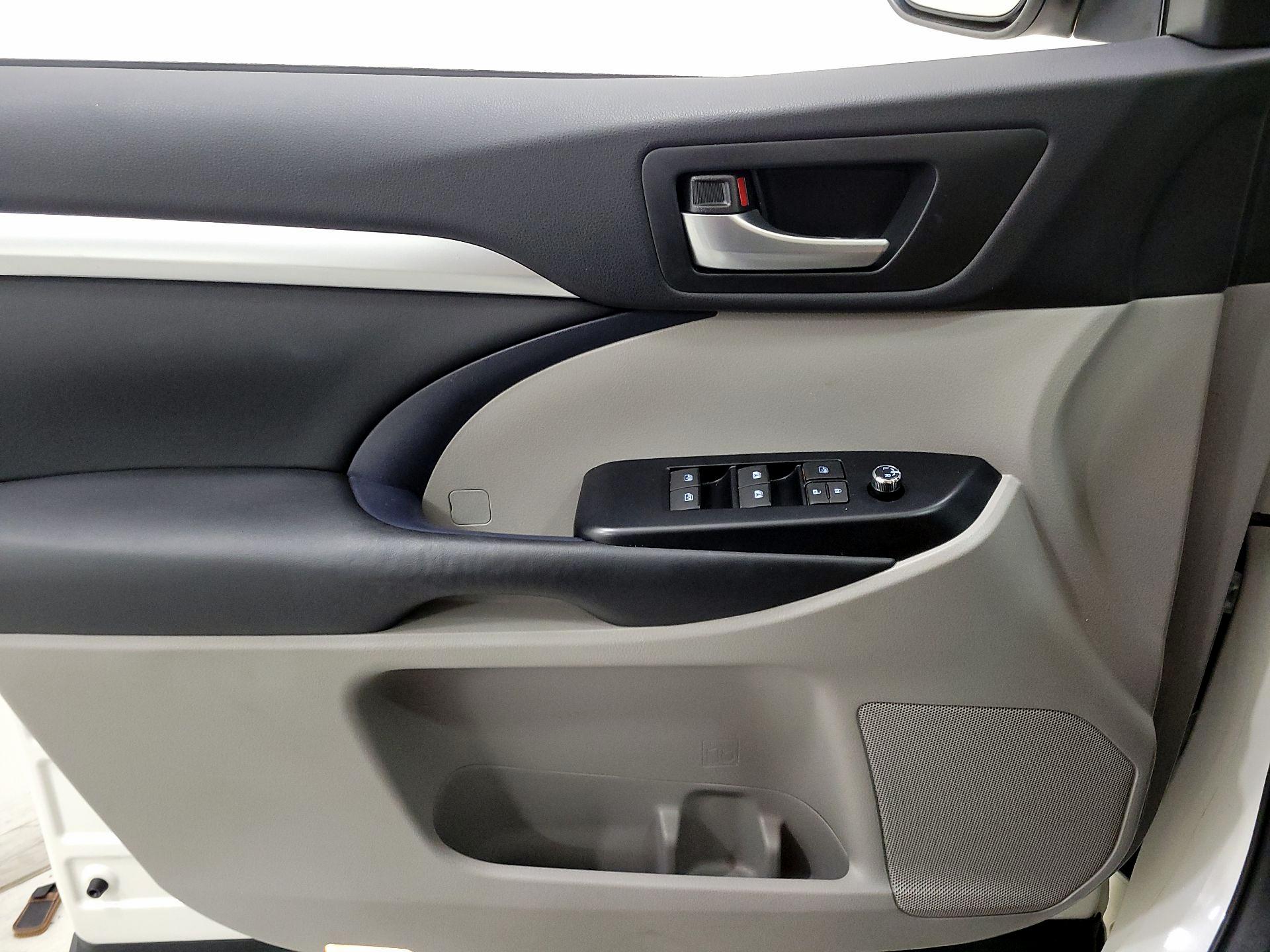 Thumbnail: 2015 Toyota Highlander - 12