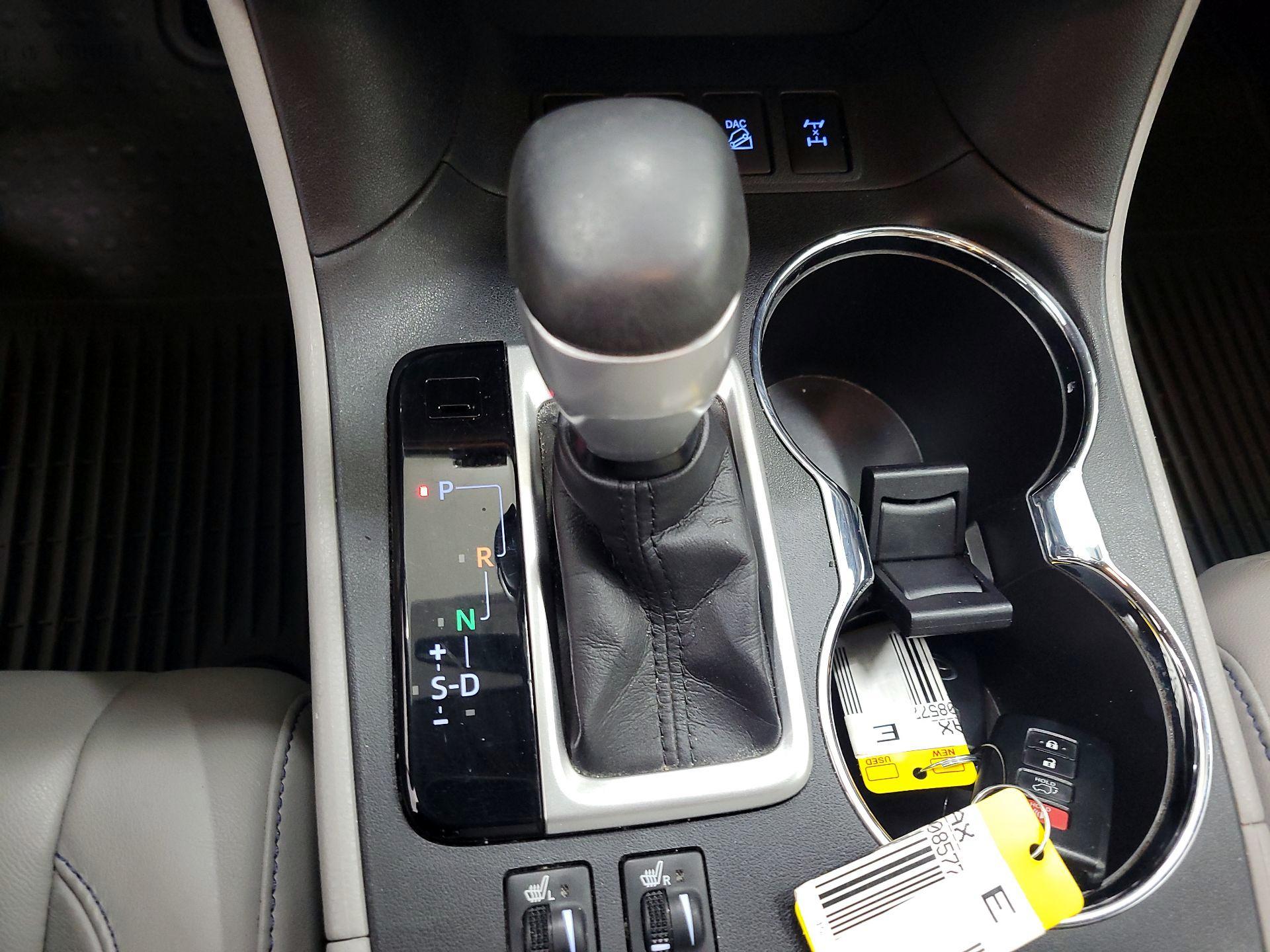 Thumbnail: 2015 Toyota Highlander - 17