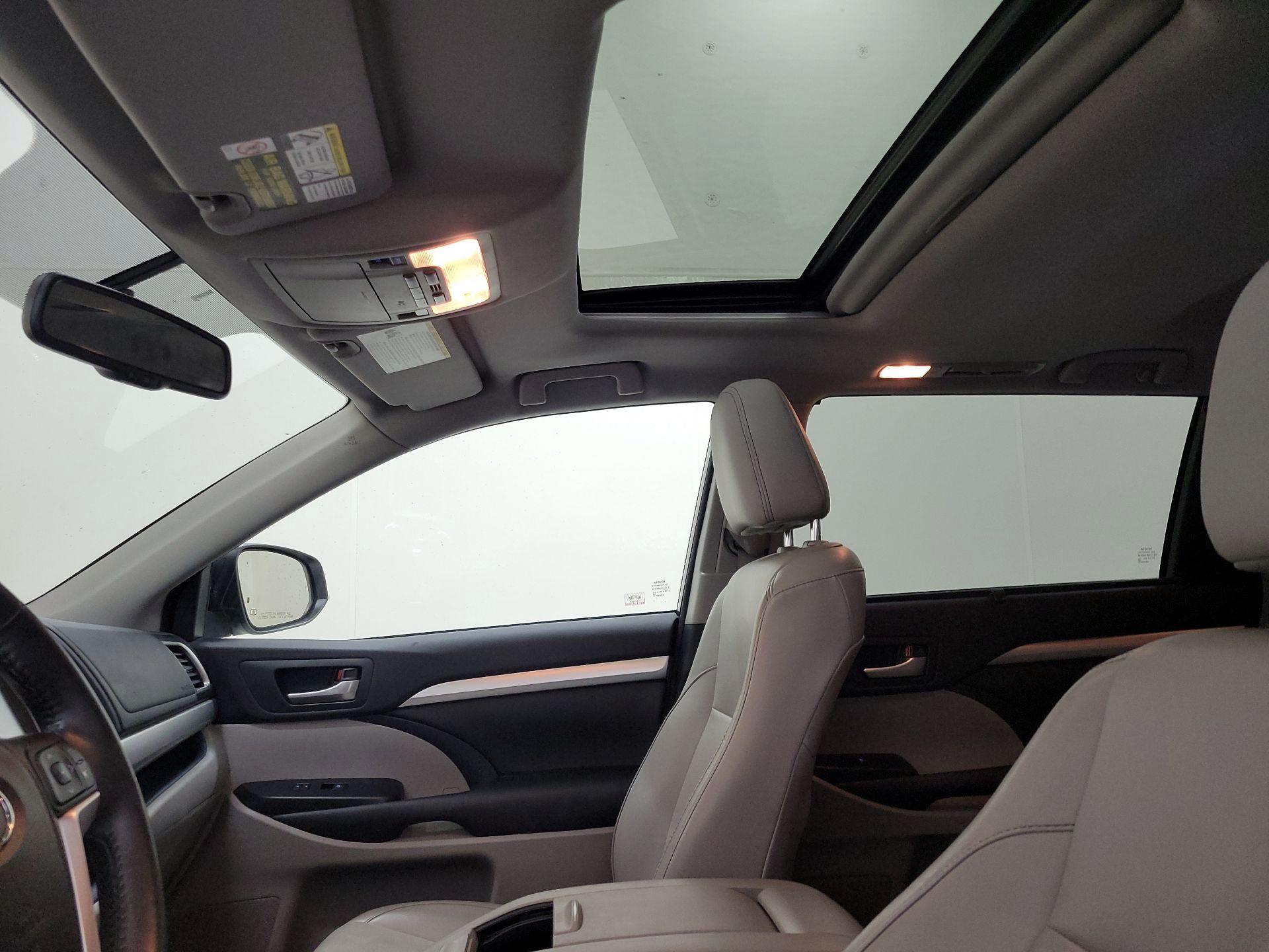 Thumbnail: 2015 Toyota Highlander - 18
