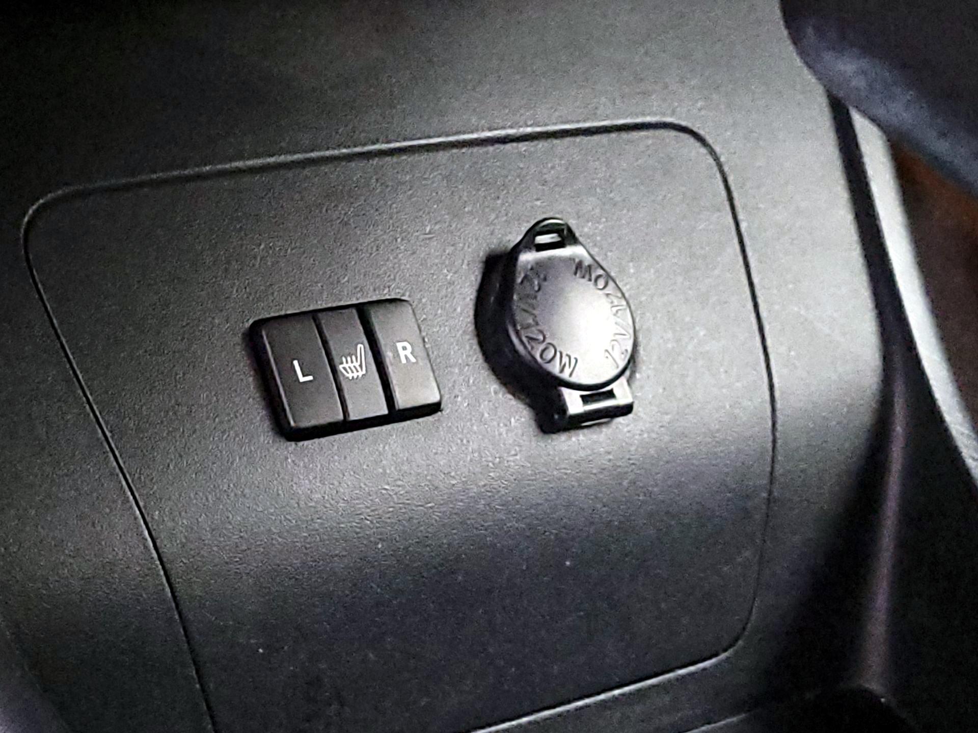 Thumbnail: 2015 Toyota Prius - 18