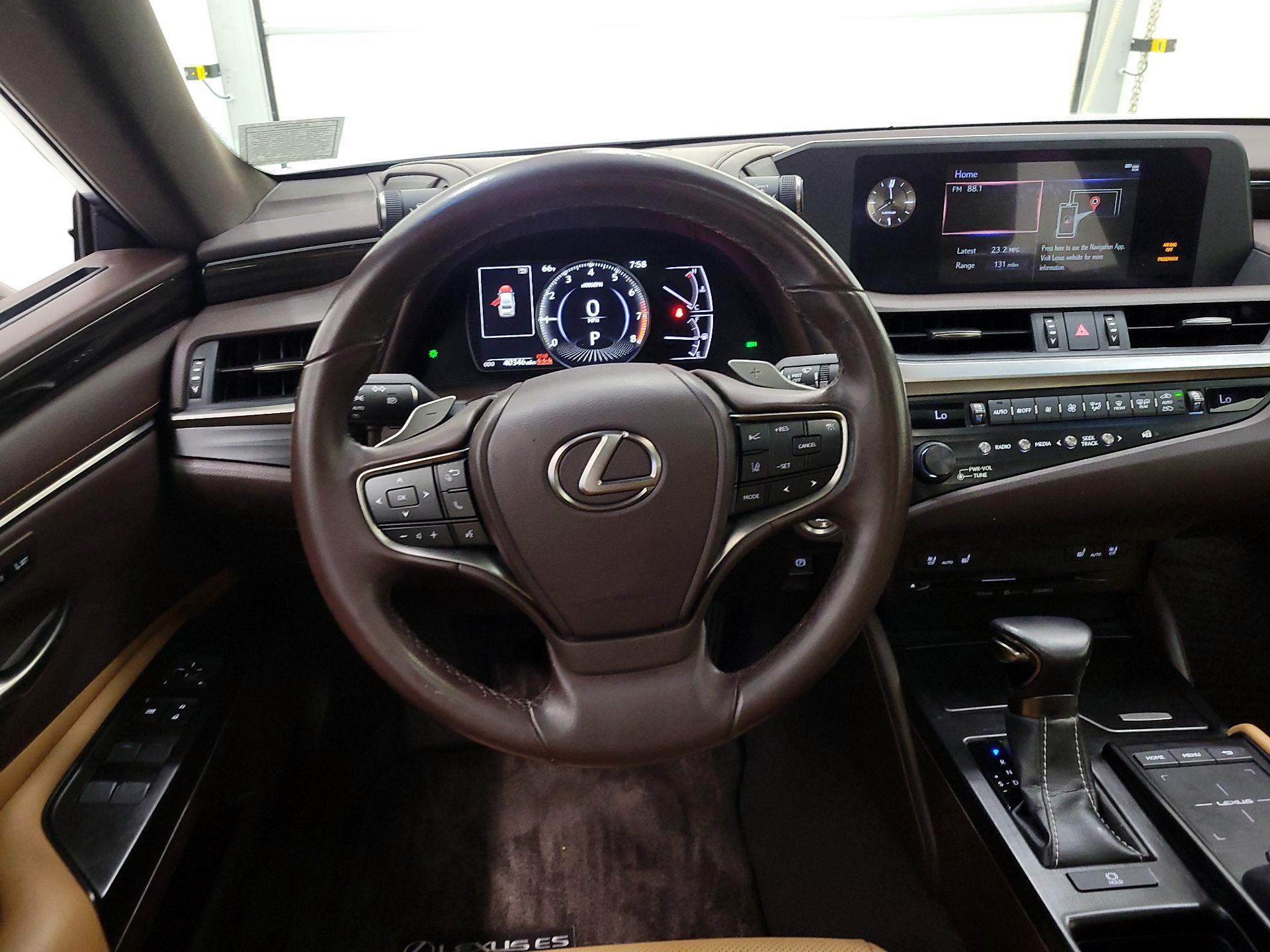 Thumbnail: 2019 Lexus ES - 10