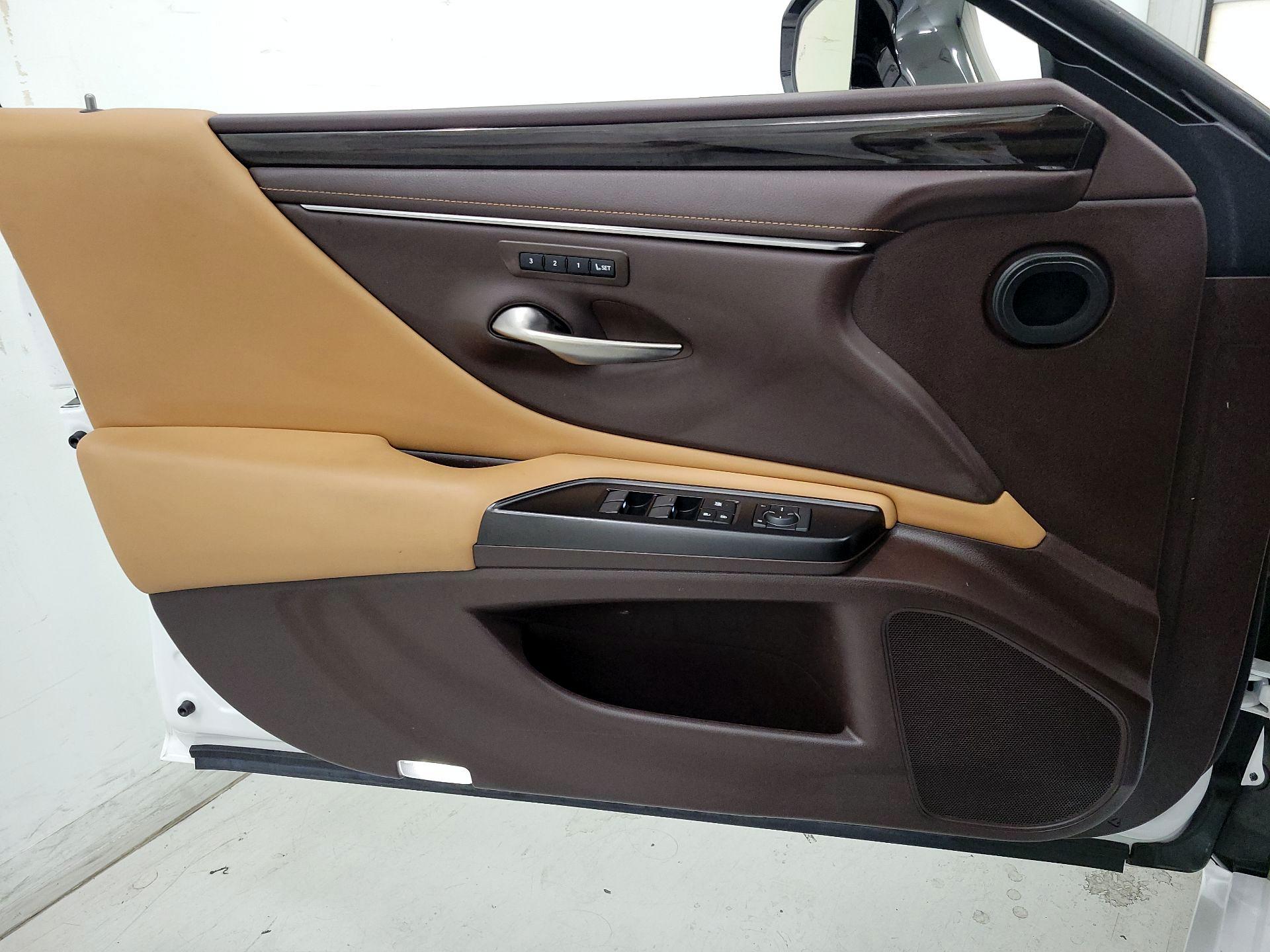 Thumbnail: 2019 Lexus ES - 12