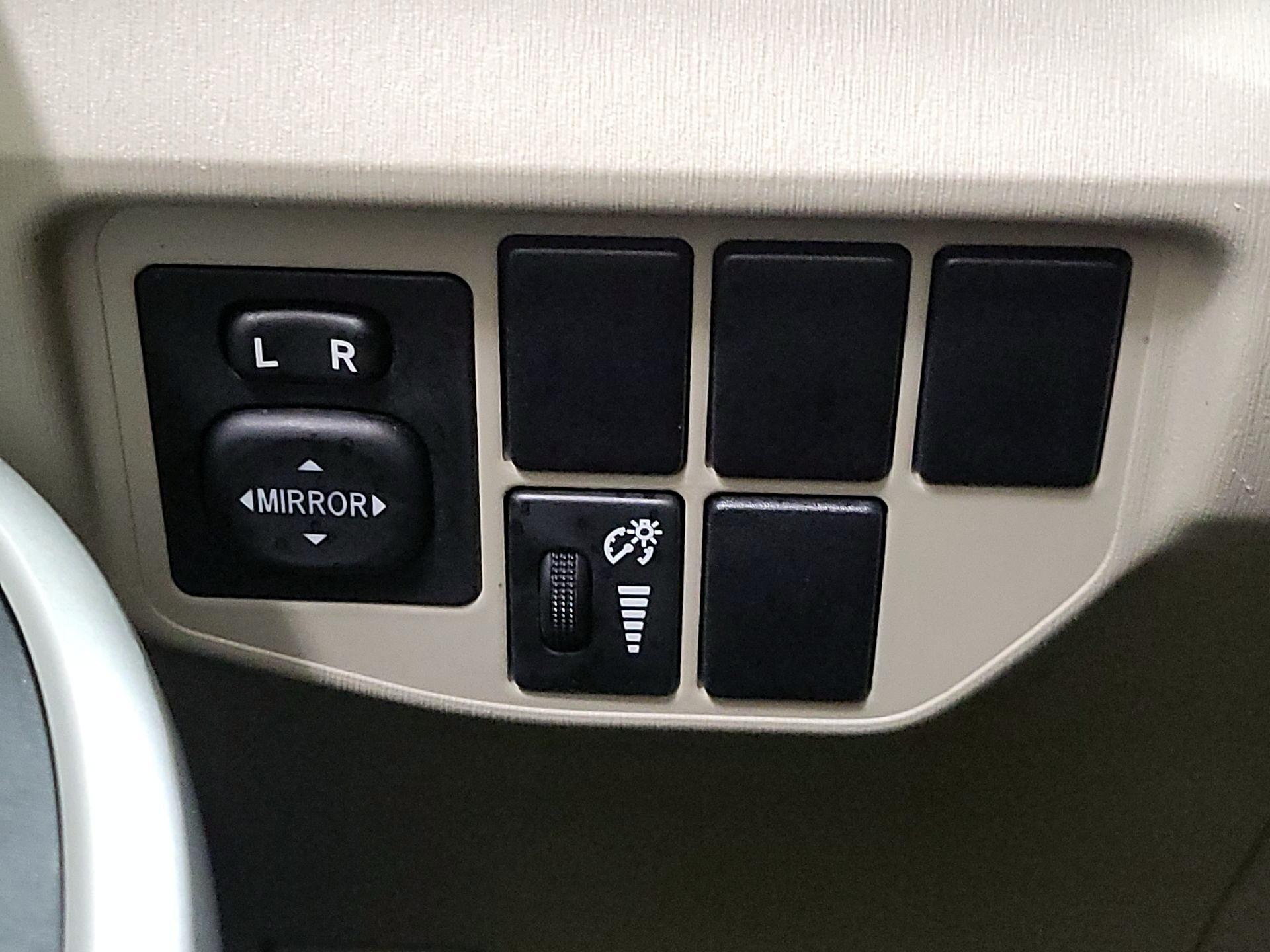 Thumbnail: 2015 Toyota Prius - 13