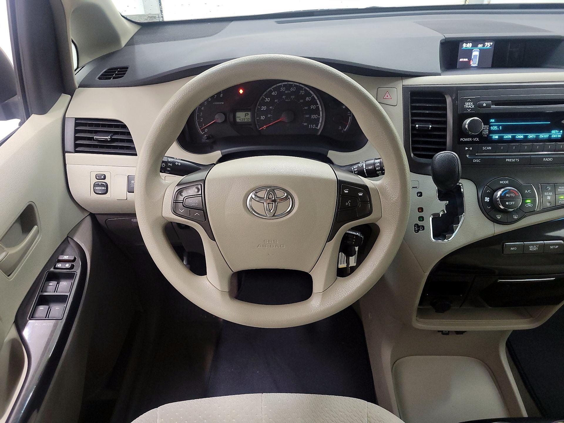 Thumbnail: 2014 Toyota Sienna - 10