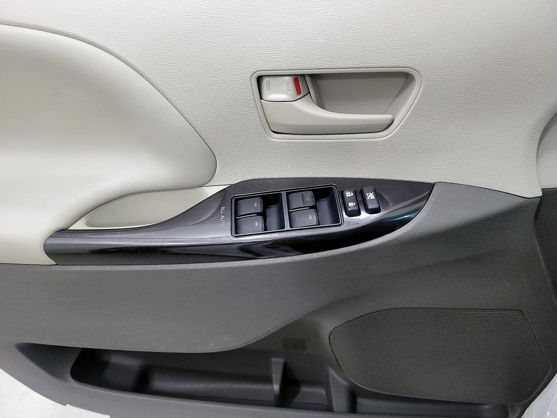 Thumbnail: 2014 Toyota Sienna - 12