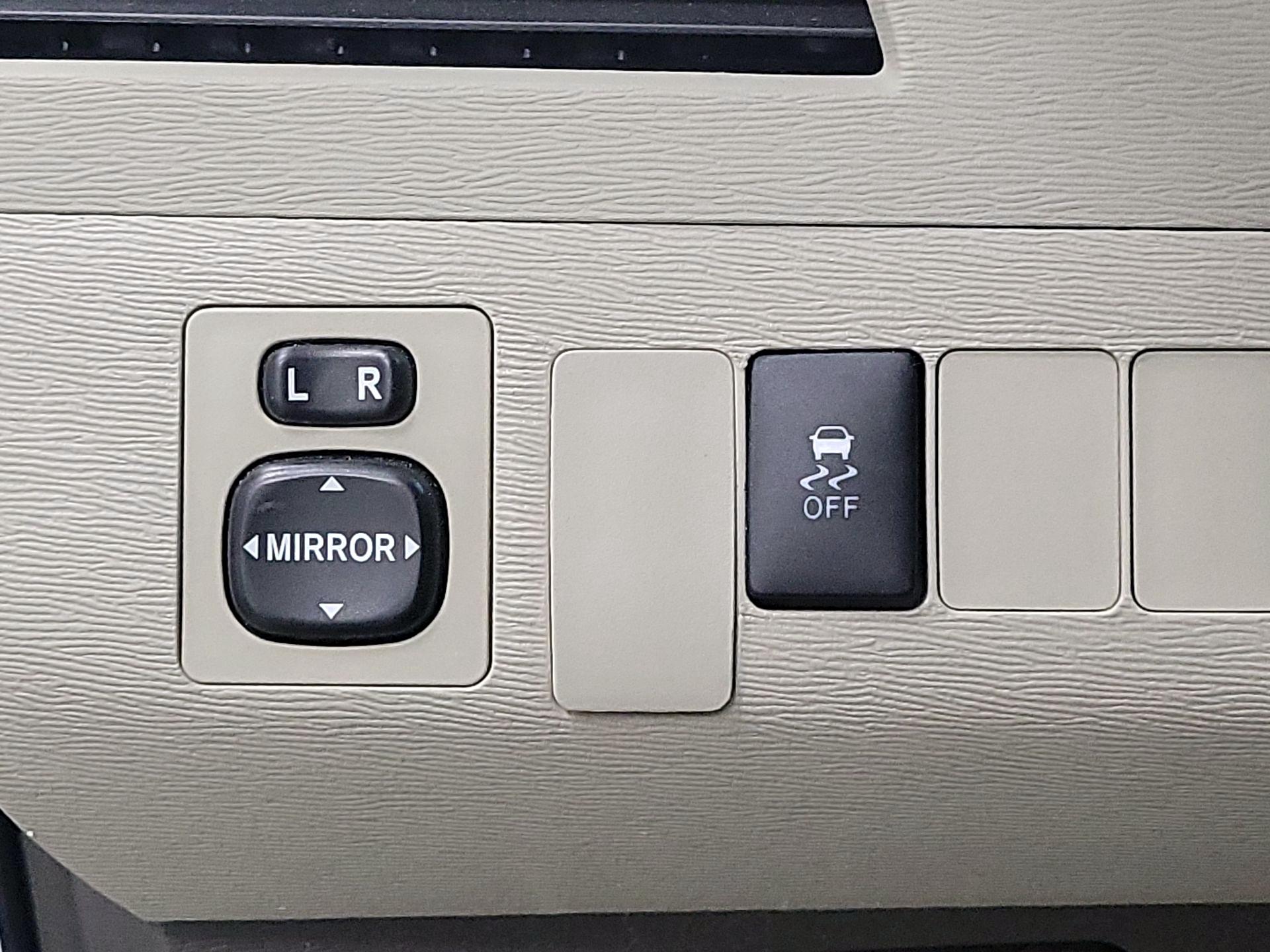 Thumbnail: 2014 Toyota Sienna - 13