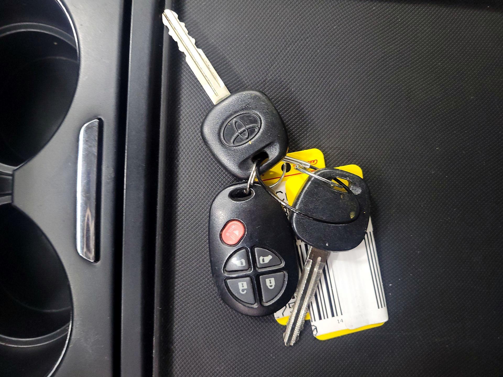 Thumbnail: 2014 Toyota Sienna - 20