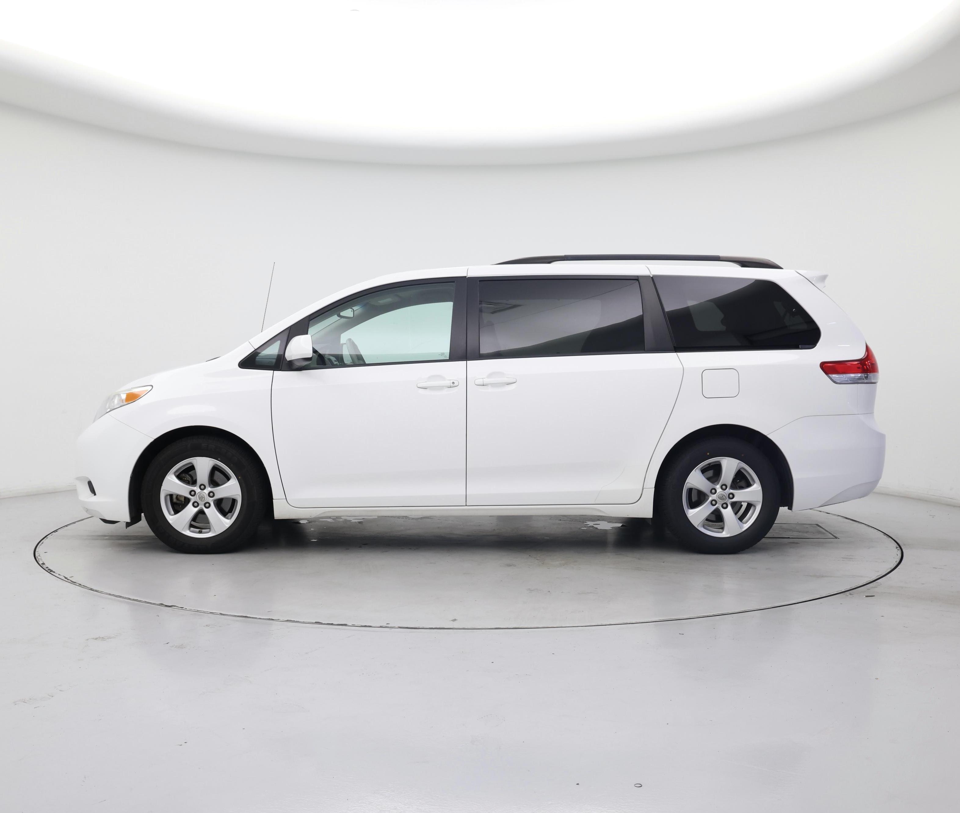 Thumbnail: 2014 Toyota Sienna - 3