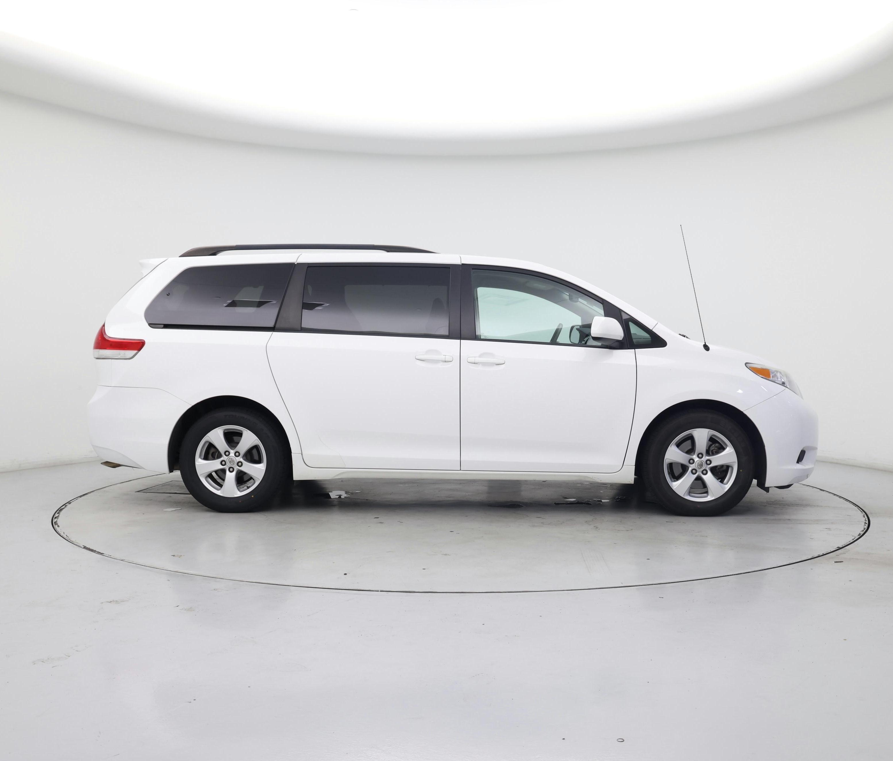 Thumbnail: 2014 Toyota Sienna - 7