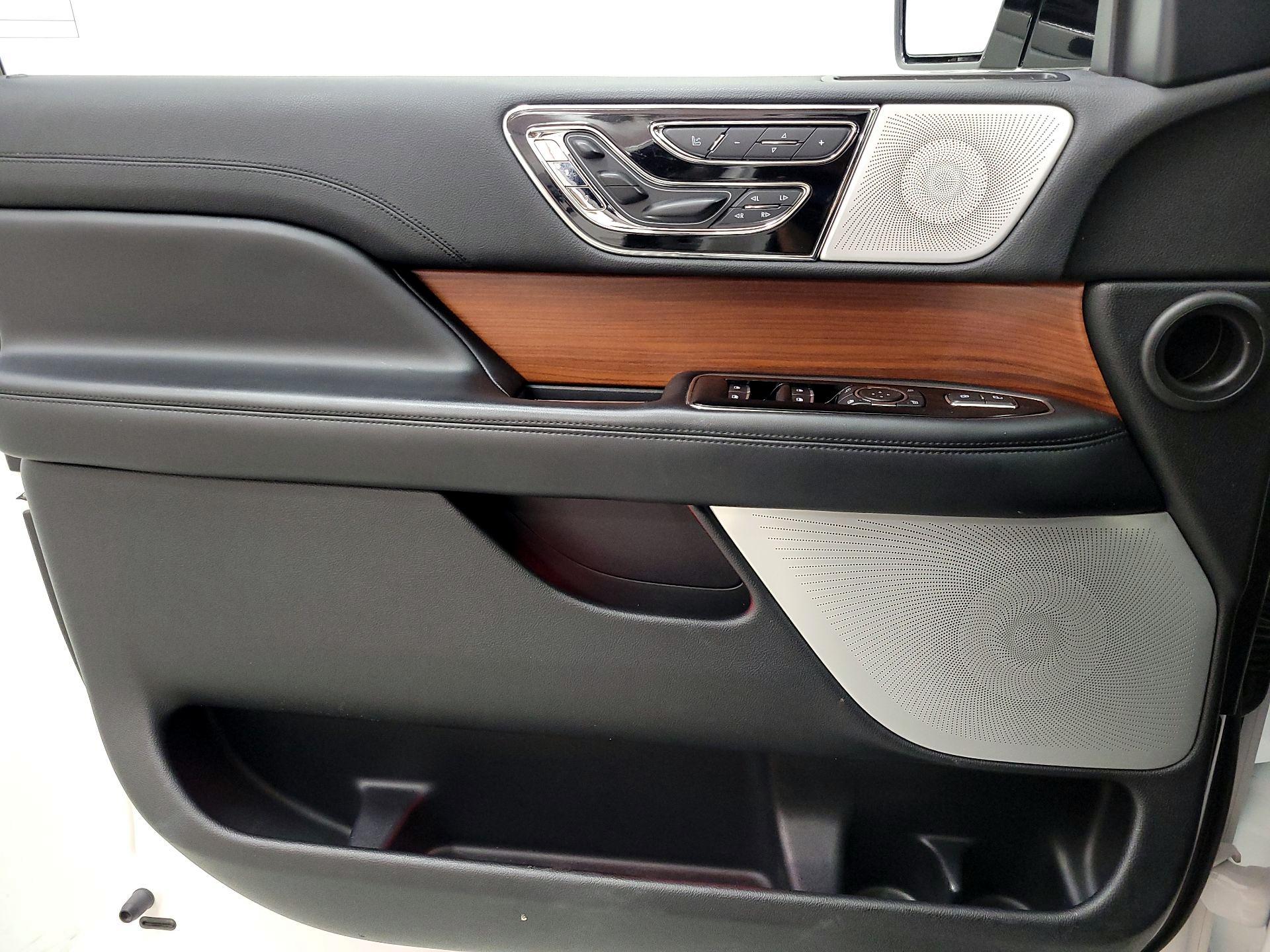 Thumbnail: 2019 Lincoln Navigator - 12
