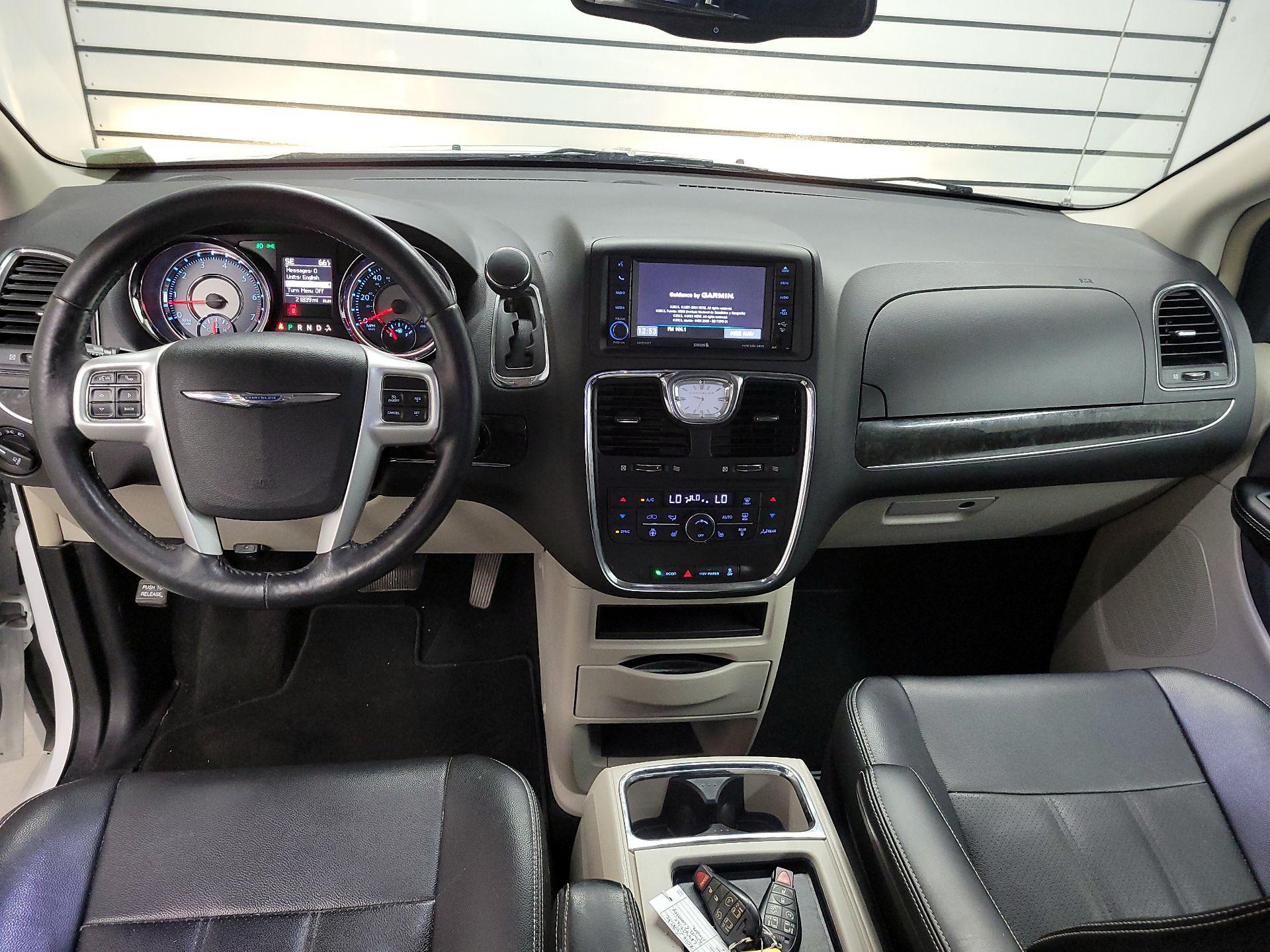 Thumbnail: 2016 Chrysler Town & Country - 9