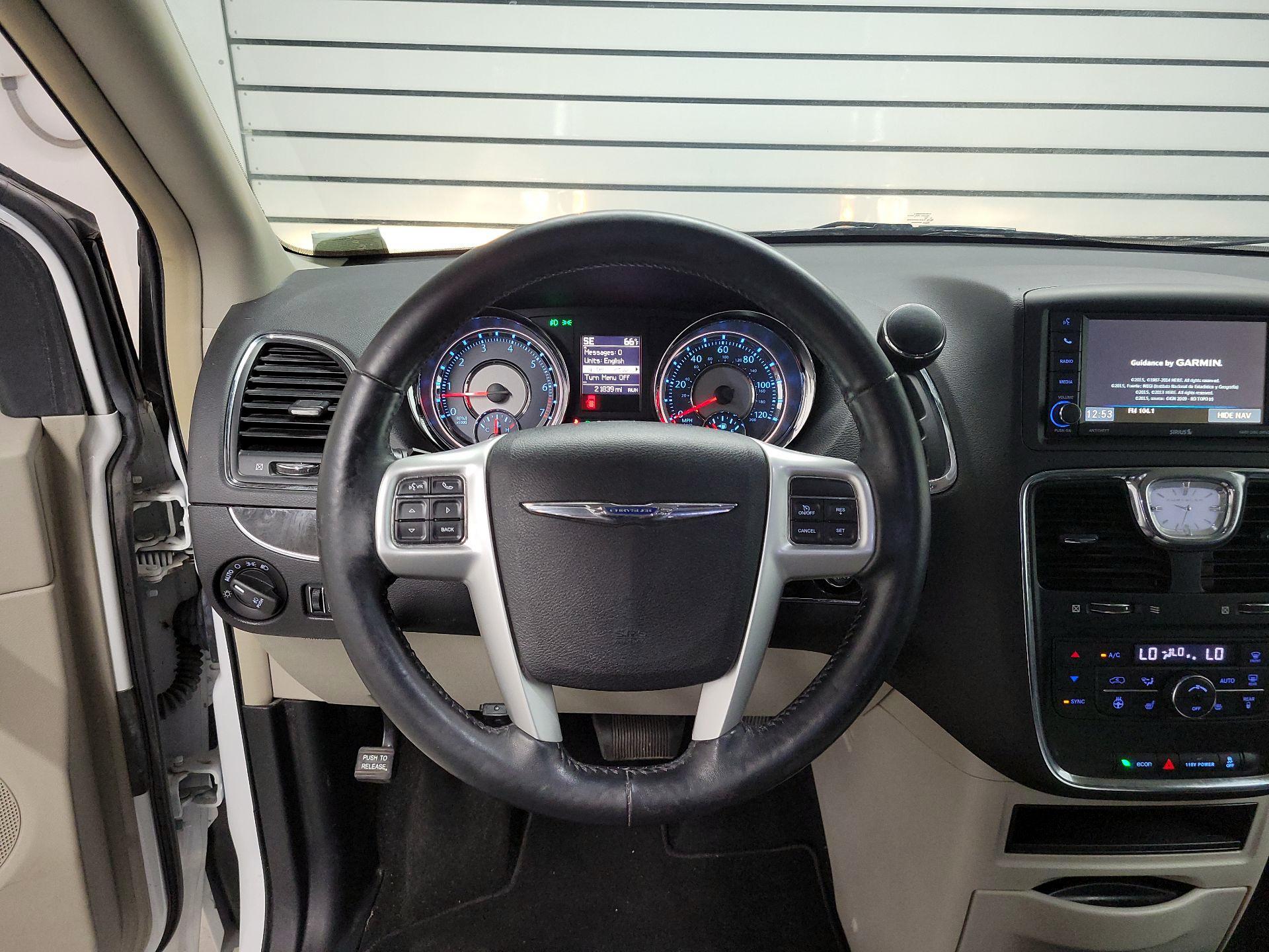 Thumbnail: 2016 Chrysler Town & Country - 10