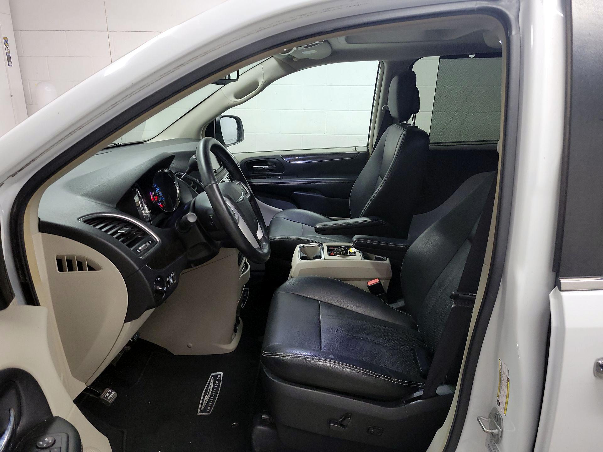 Thumbnail: 2016 Chrysler Town & Country - 11