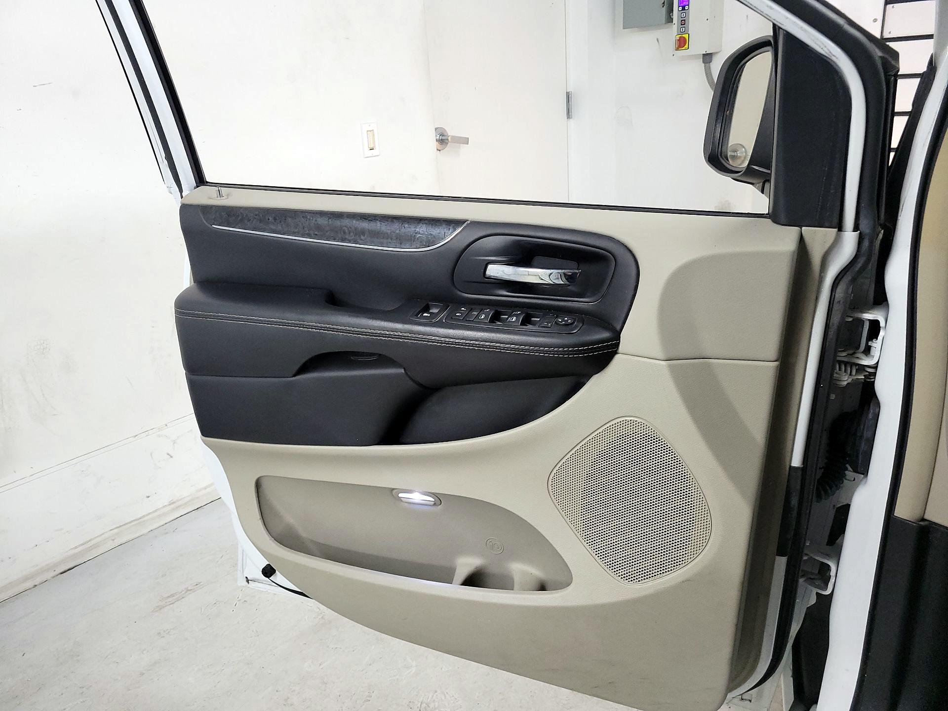 Thumbnail: 2016 Chrysler Town & Country - 12
