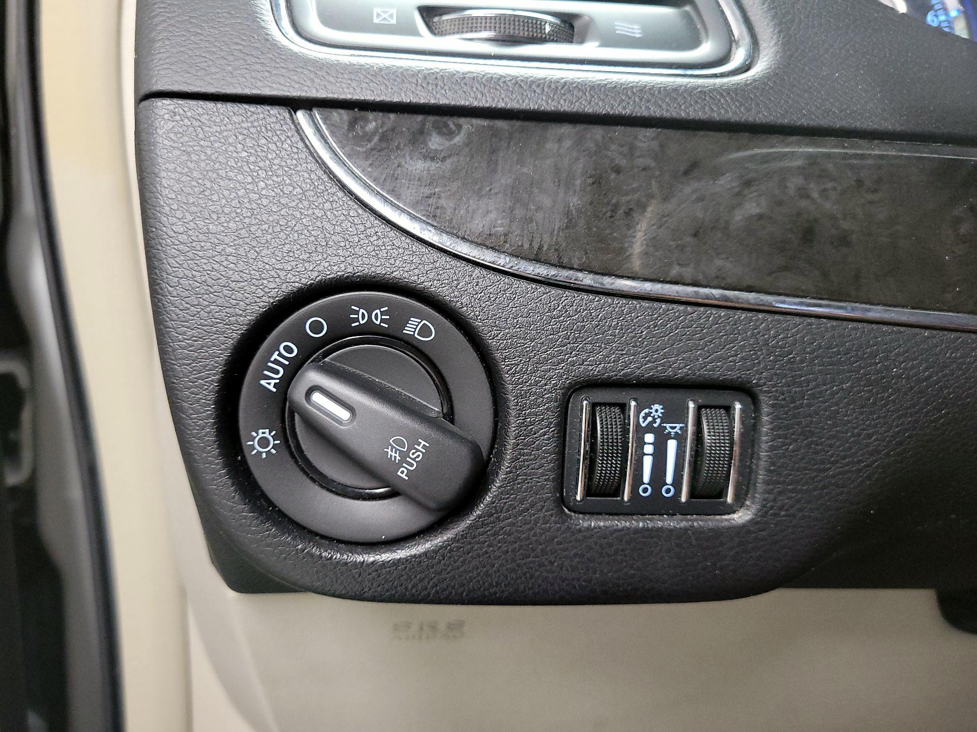 Thumbnail: 2016 Chrysler Town & Country - 13