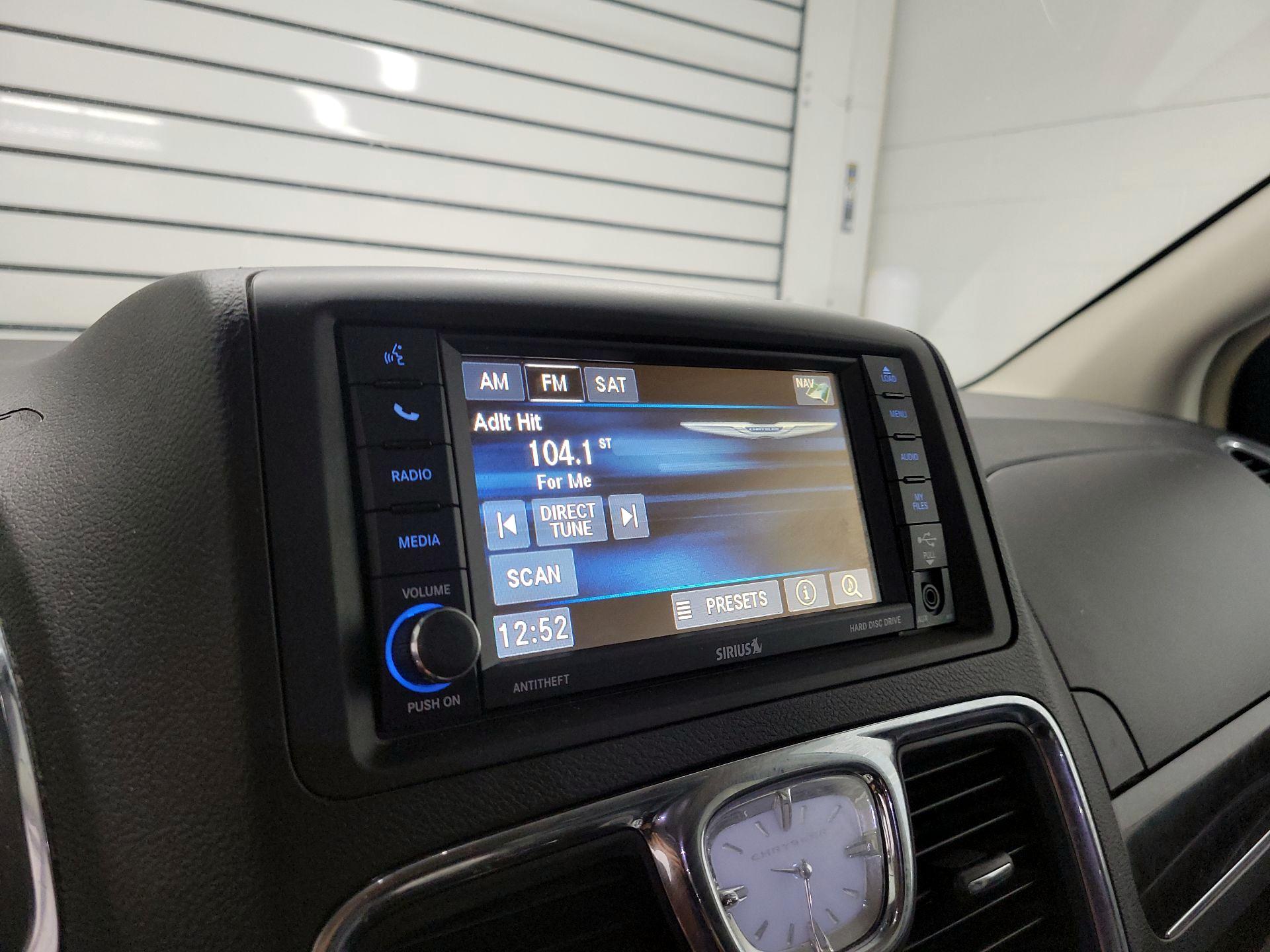 Thumbnail: 2016 Chrysler Town & Country - 16