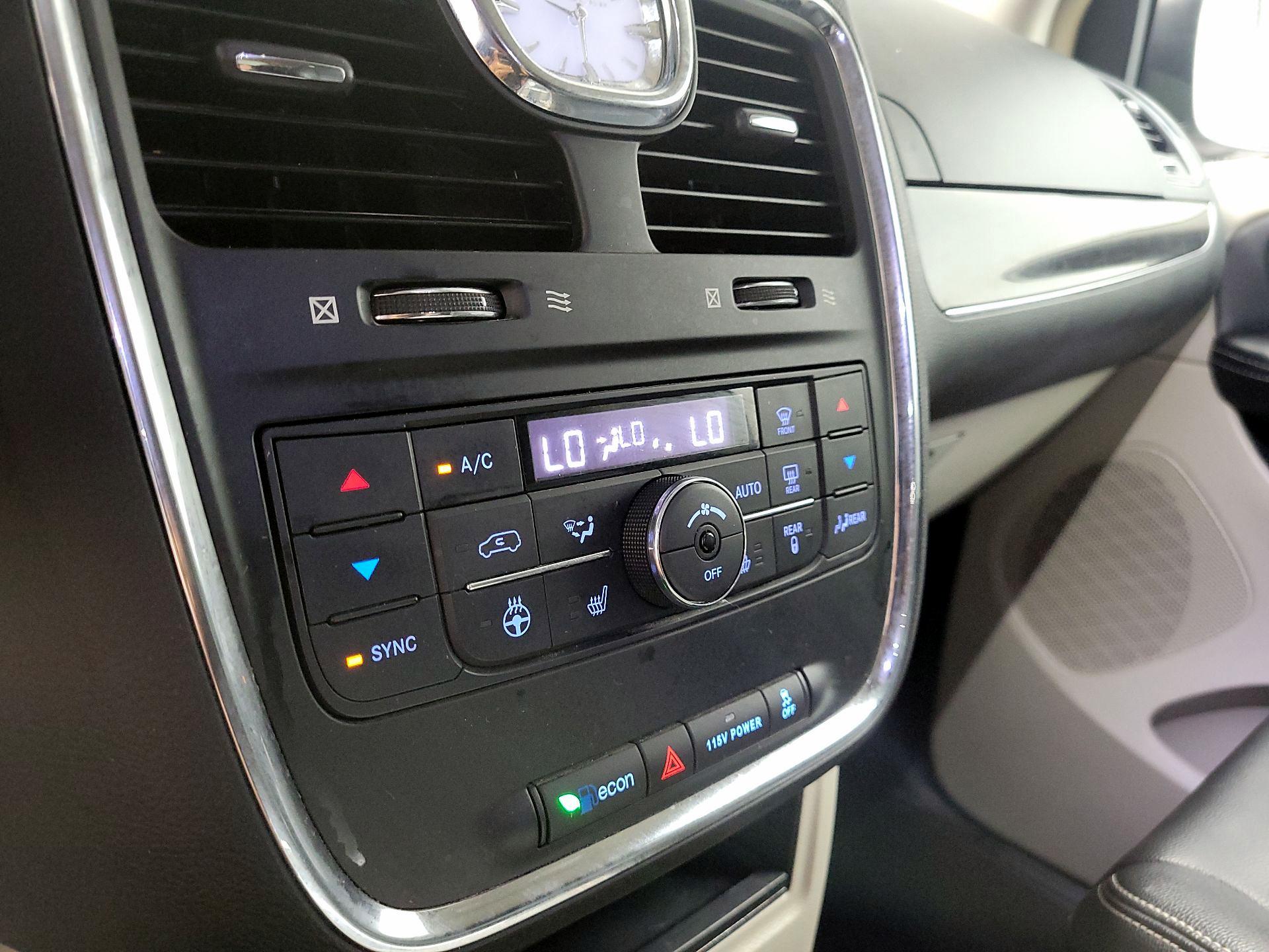 Thumbnail: 2016 Chrysler Town & Country - 17