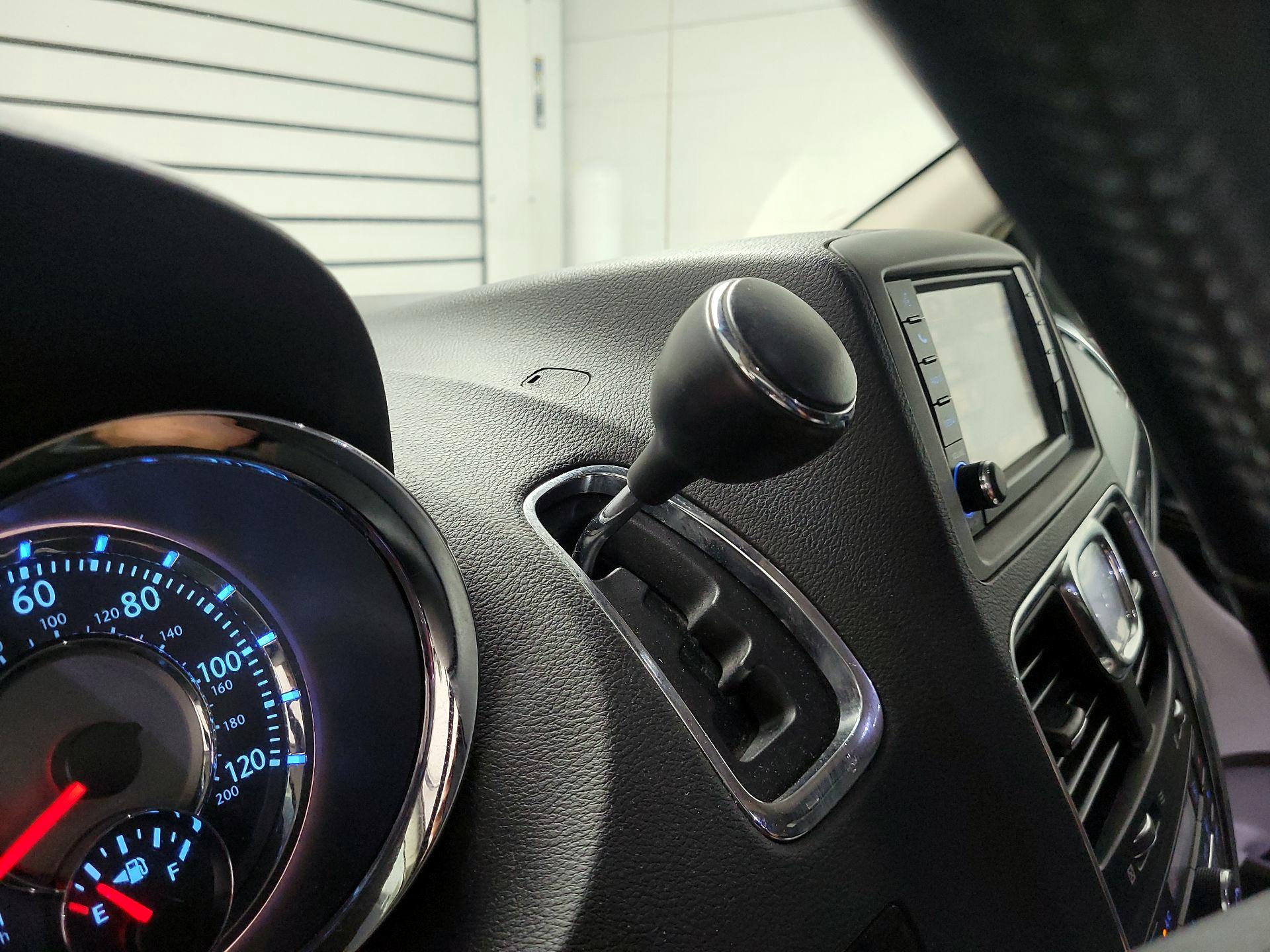 Thumbnail: 2016 Chrysler Town & Country - 18