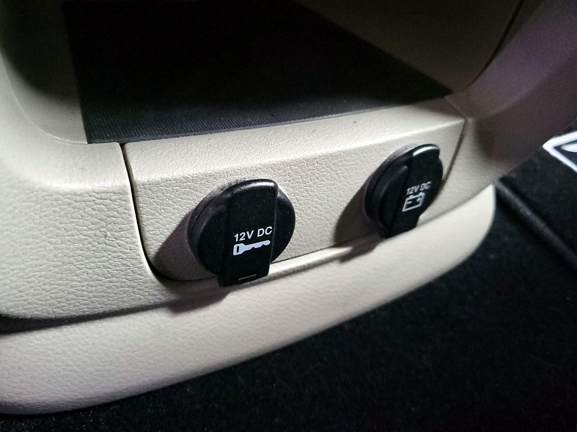 Thumbnail: 2016 Chrysler Town & Country - 19