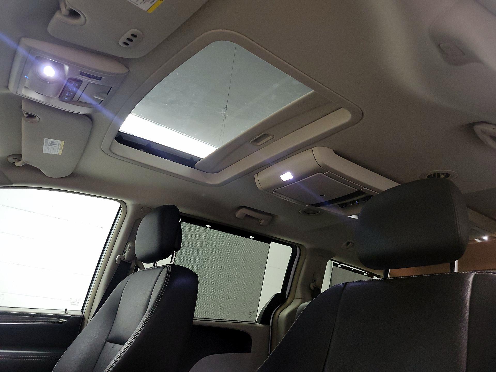 Thumbnail: 2016 Chrysler Town & Country - 20