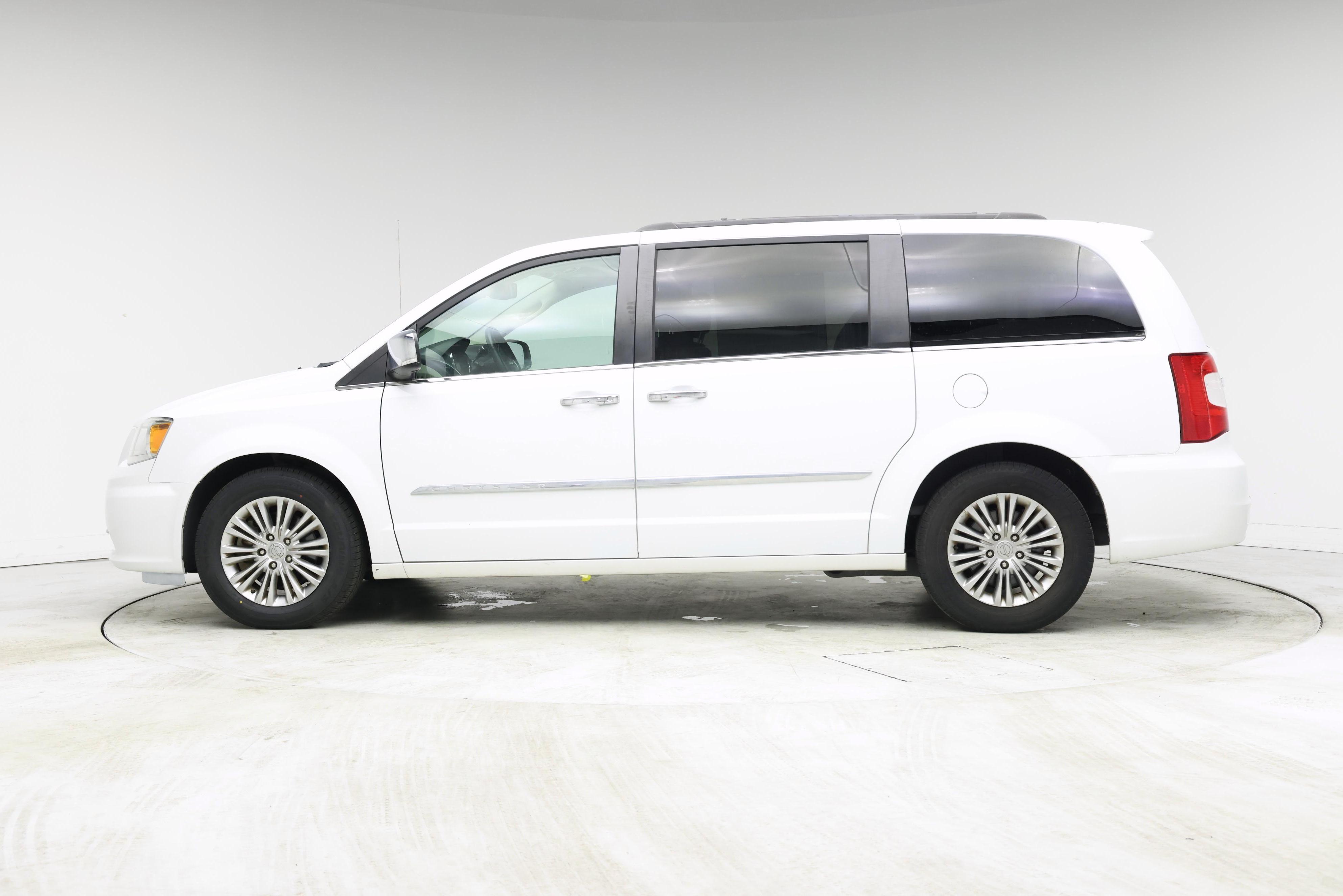 Thumbnail: 2016 Chrysler Town & Country - 3