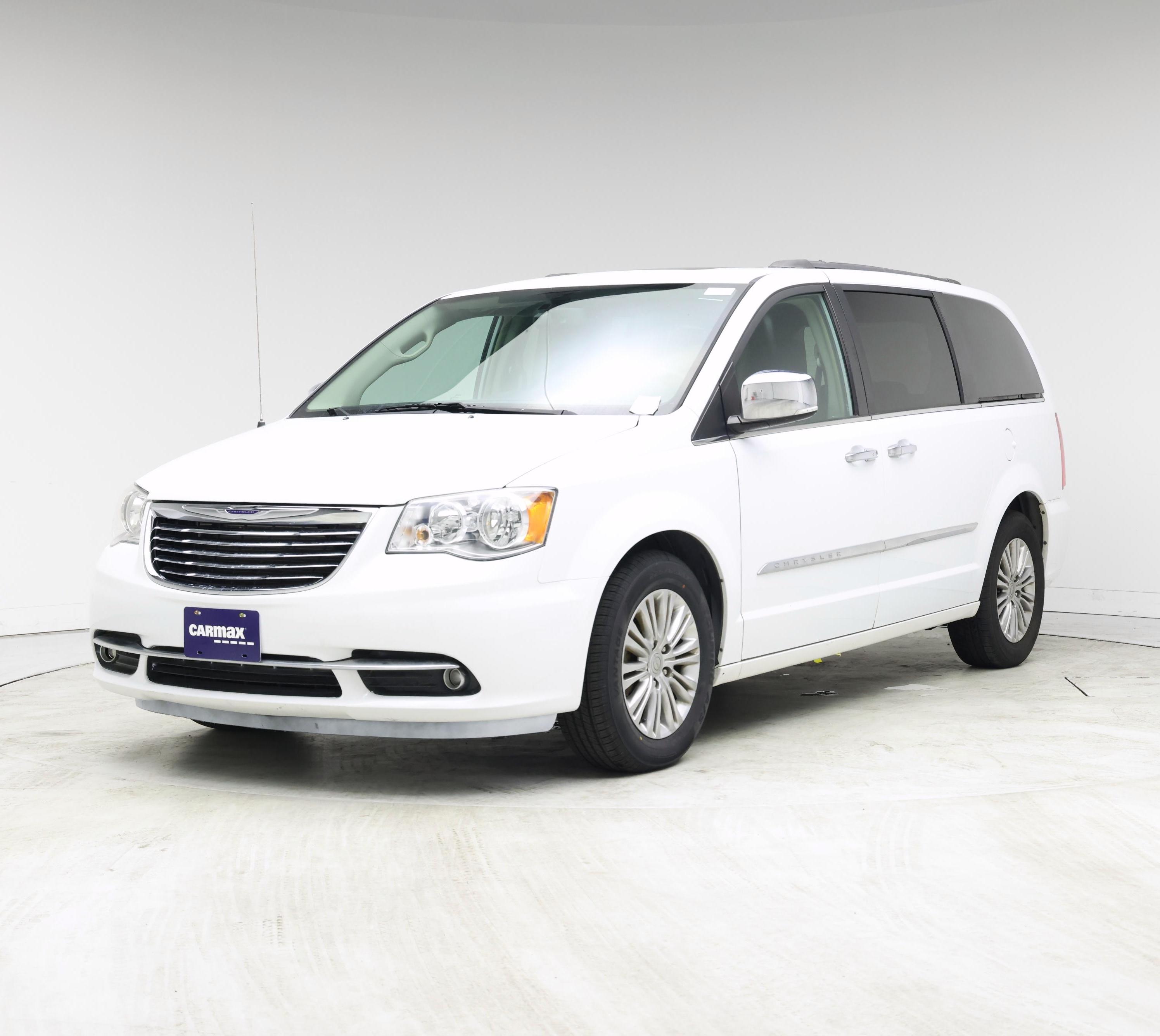 Thumbnail: 2016 Chrysler Town & Country - 4
