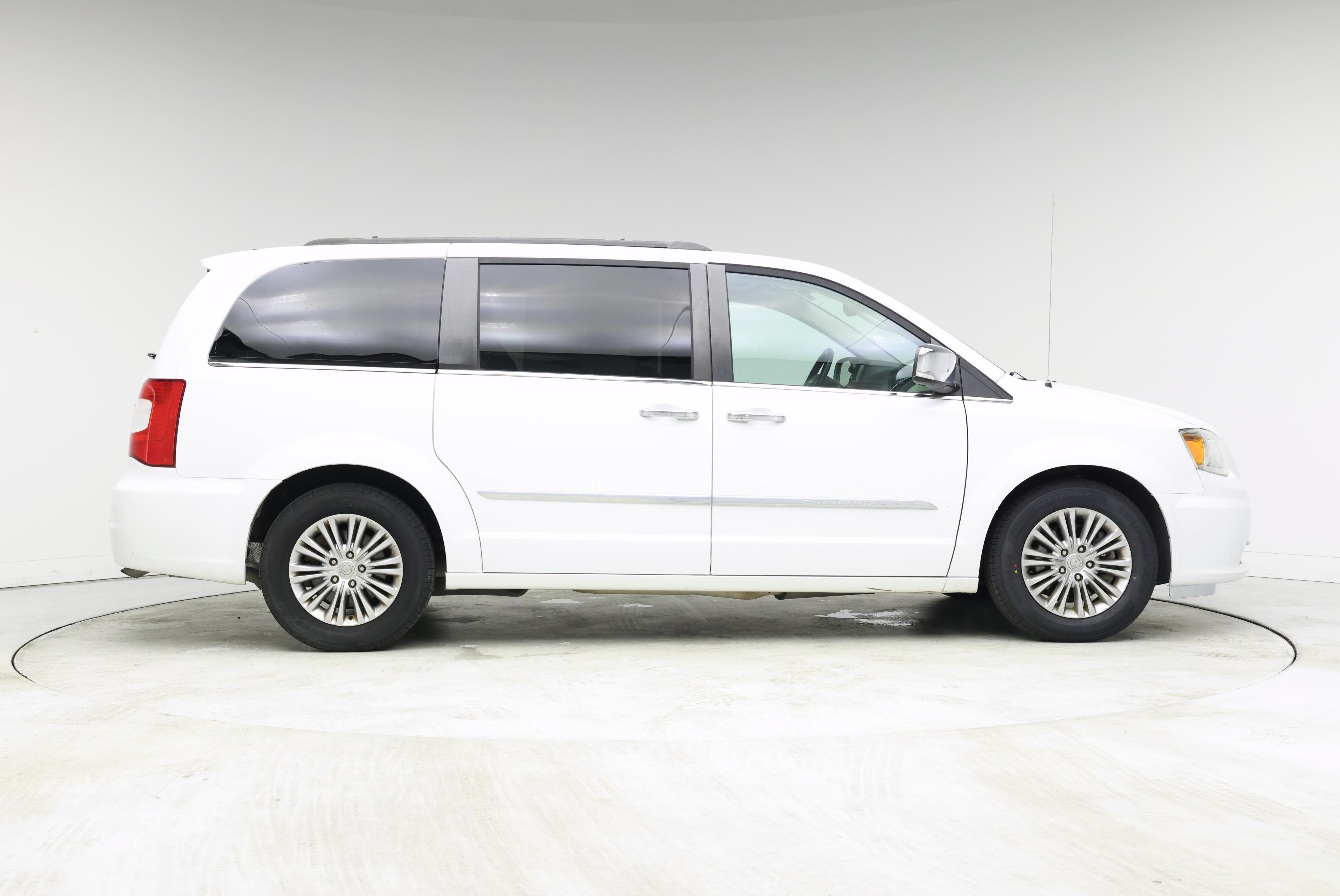 Thumbnail: 2016 Chrysler Town & Country - 7