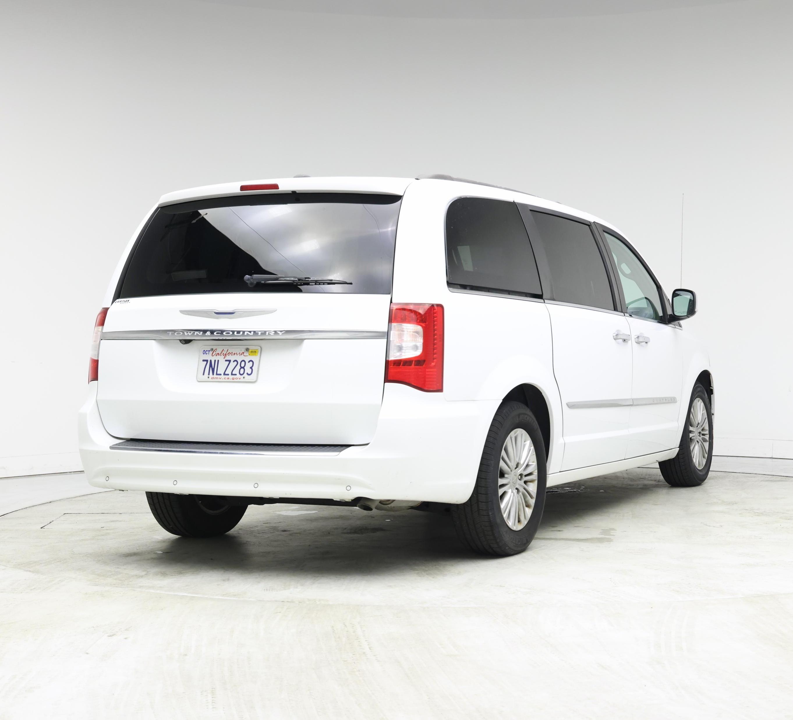Thumbnail: 2016 Chrysler Town & Country - 8