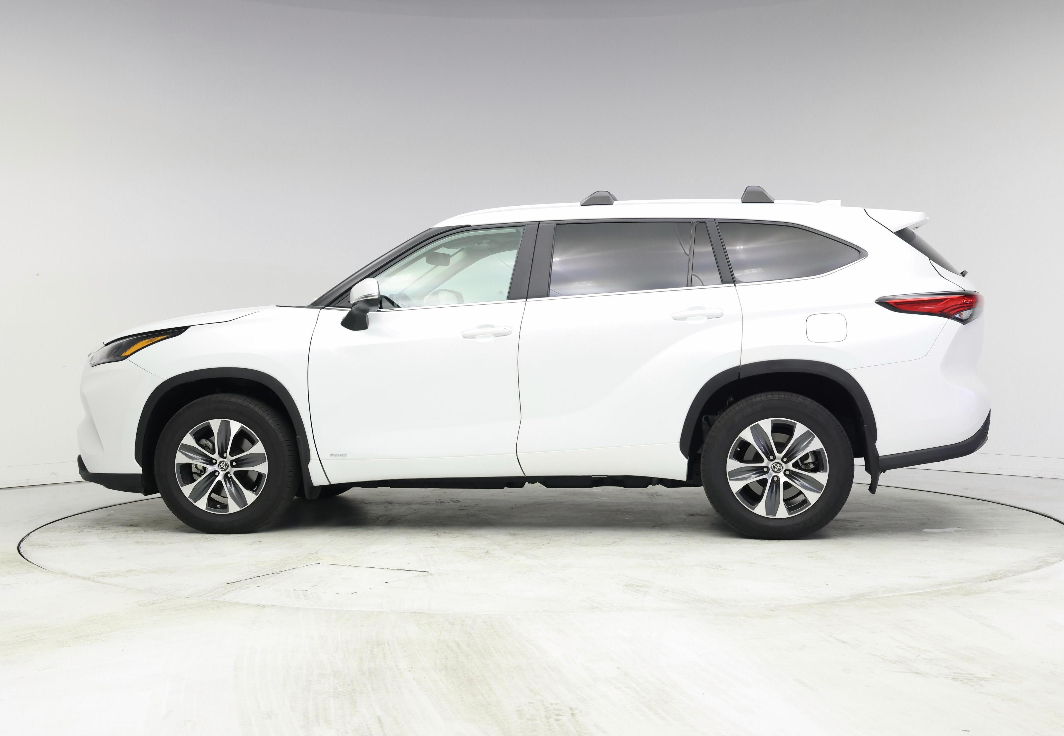 Thumbnail: 2023 Toyota Highlander - 3