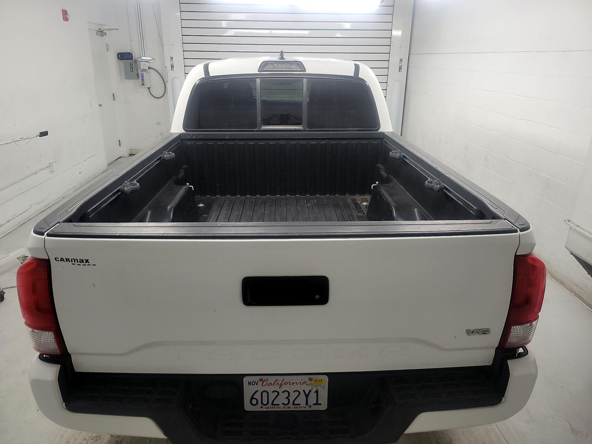 Thumbnail: 2016 Toyota Tacoma - 17