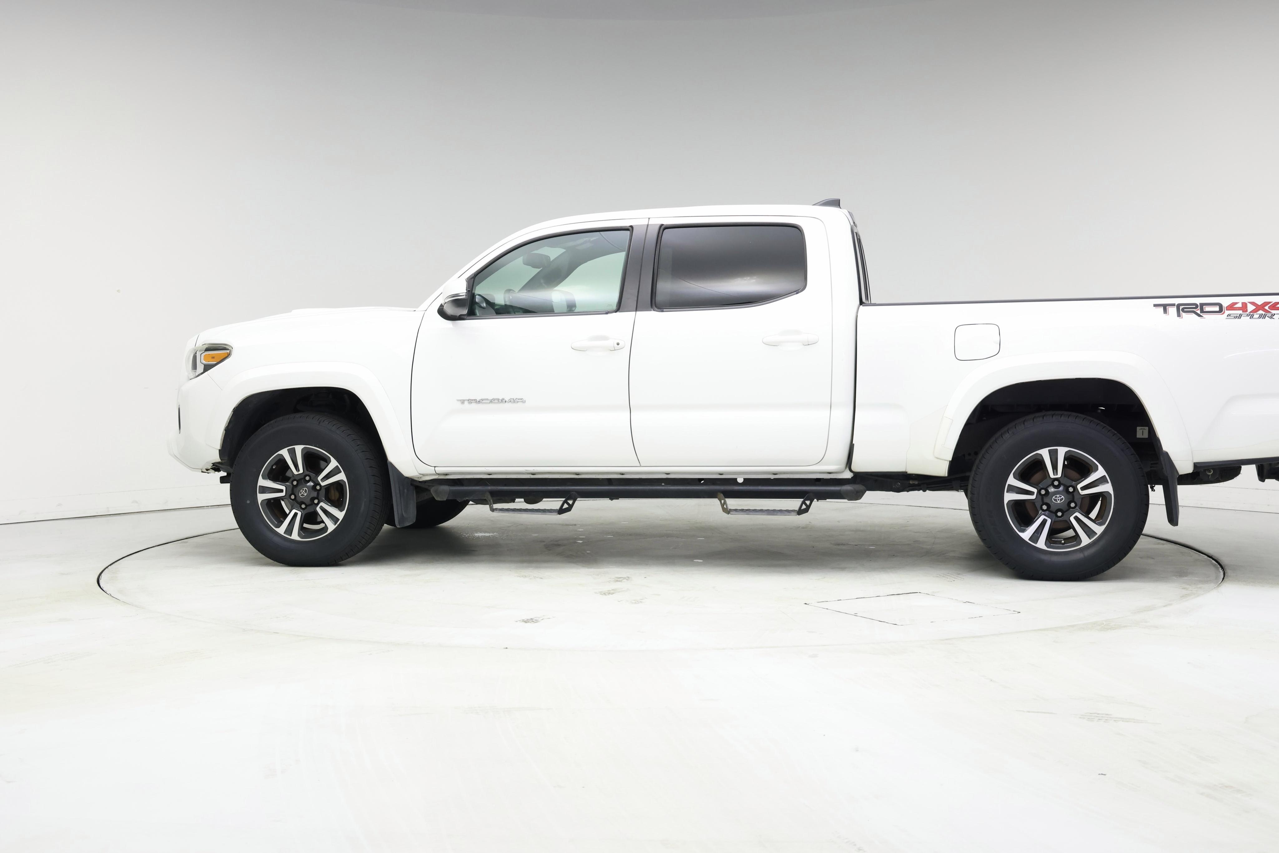 Thumbnail: 2016 Toyota Tacoma - 3