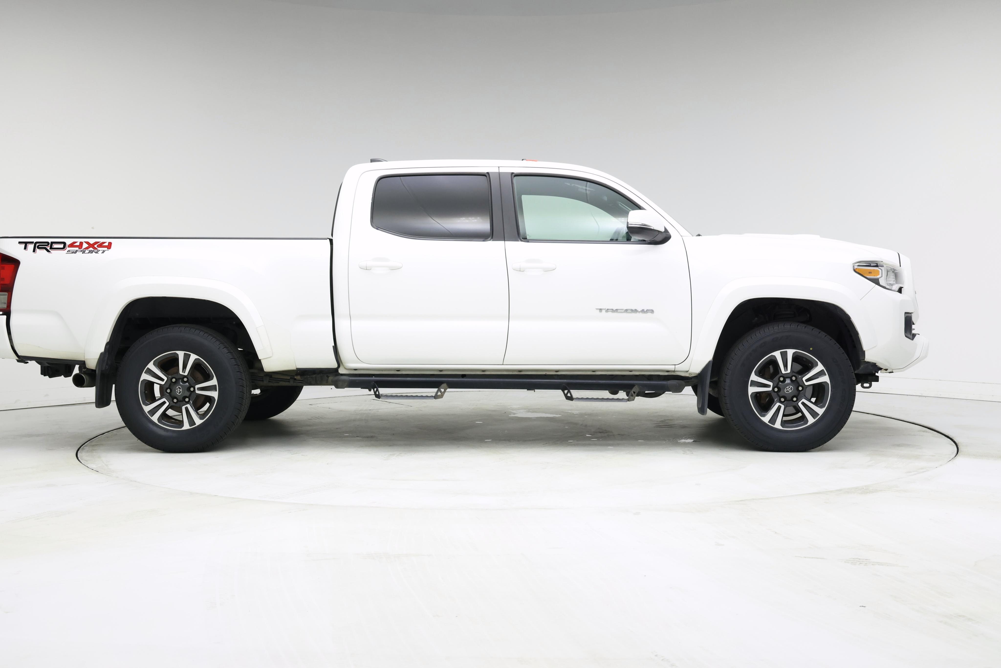 Thumbnail: 2016 Toyota Tacoma - 7