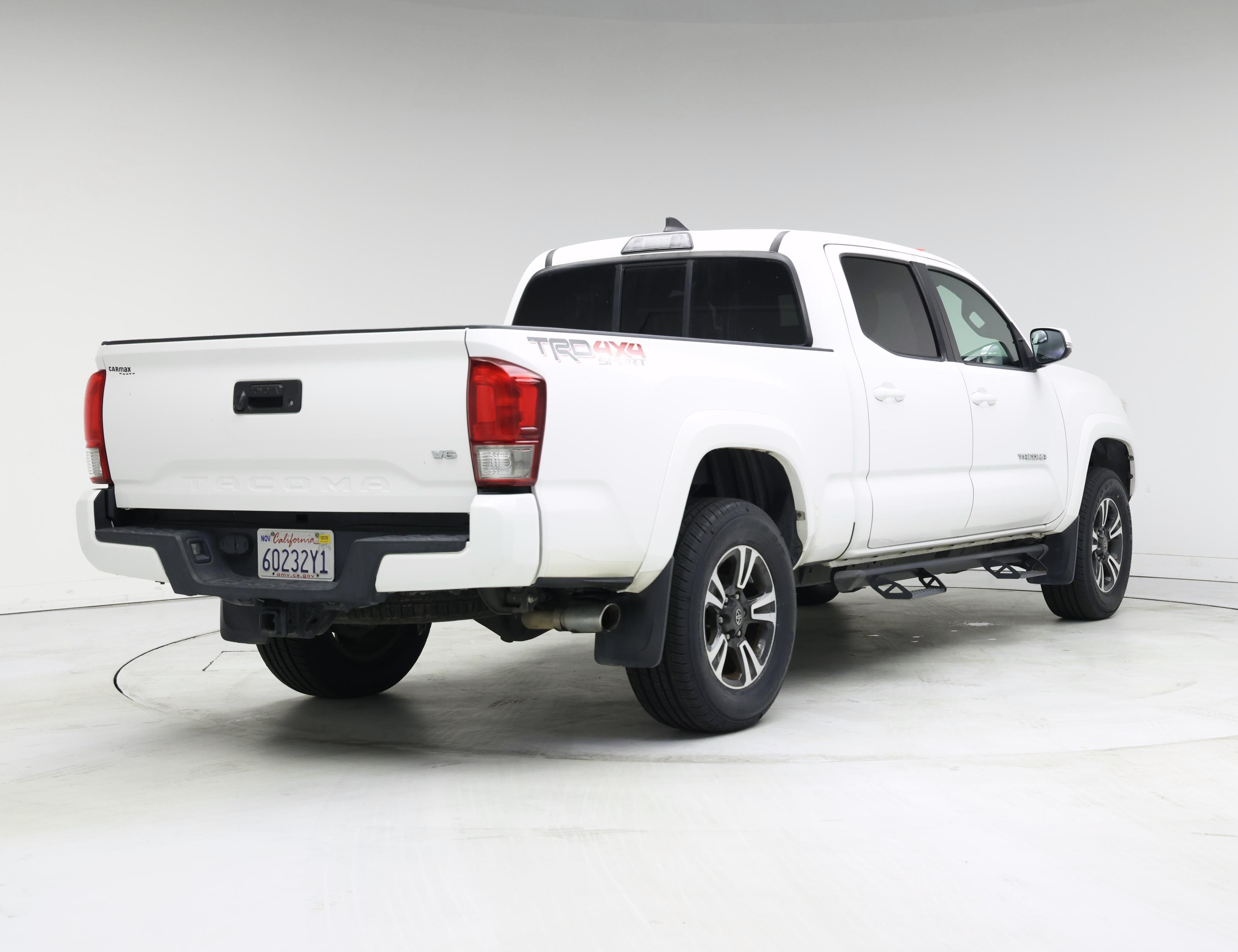Thumbnail: 2016 Toyota Tacoma - 8
