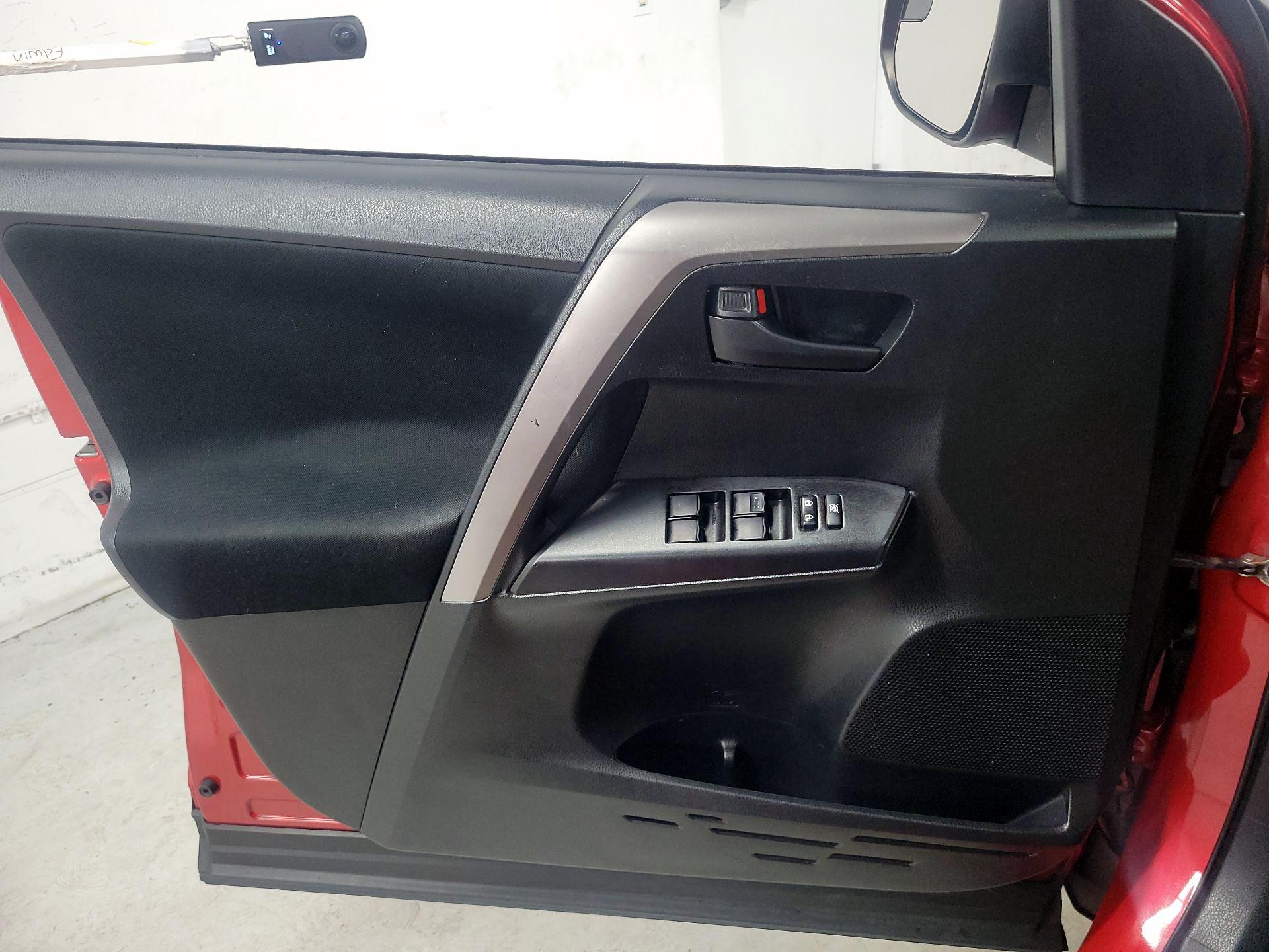 Thumbnail: 2016 Toyota RAV4 - 12