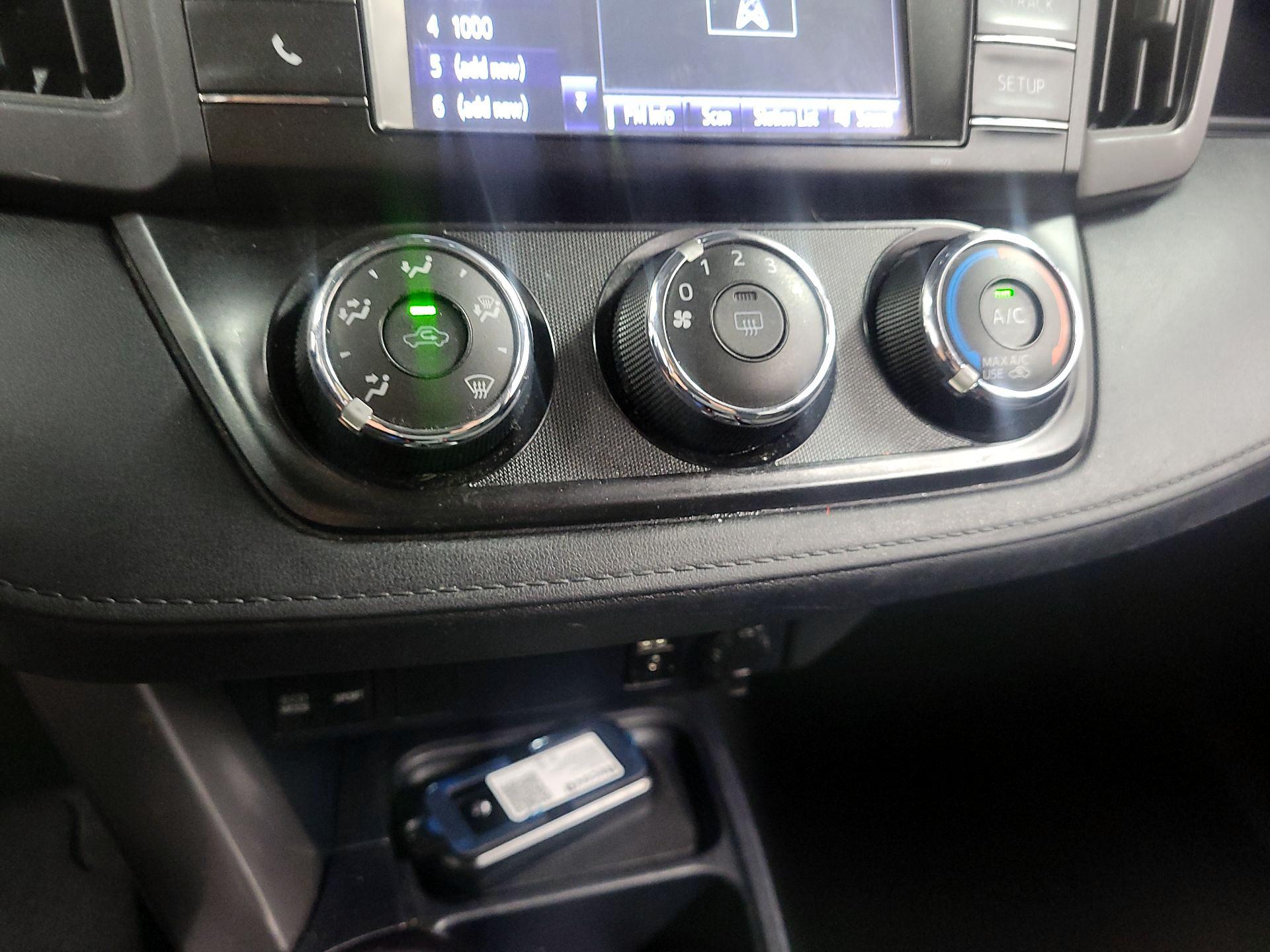 Thumbnail: 2016 Toyota RAV4 - 15