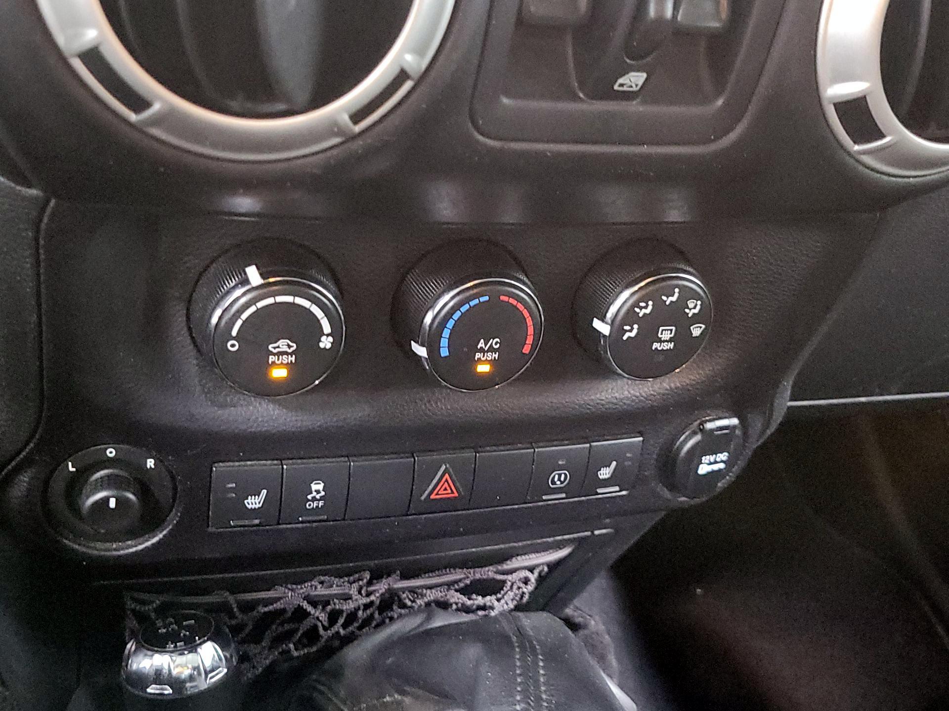 Thumbnail: 2016 Jeep Wrangler - 14