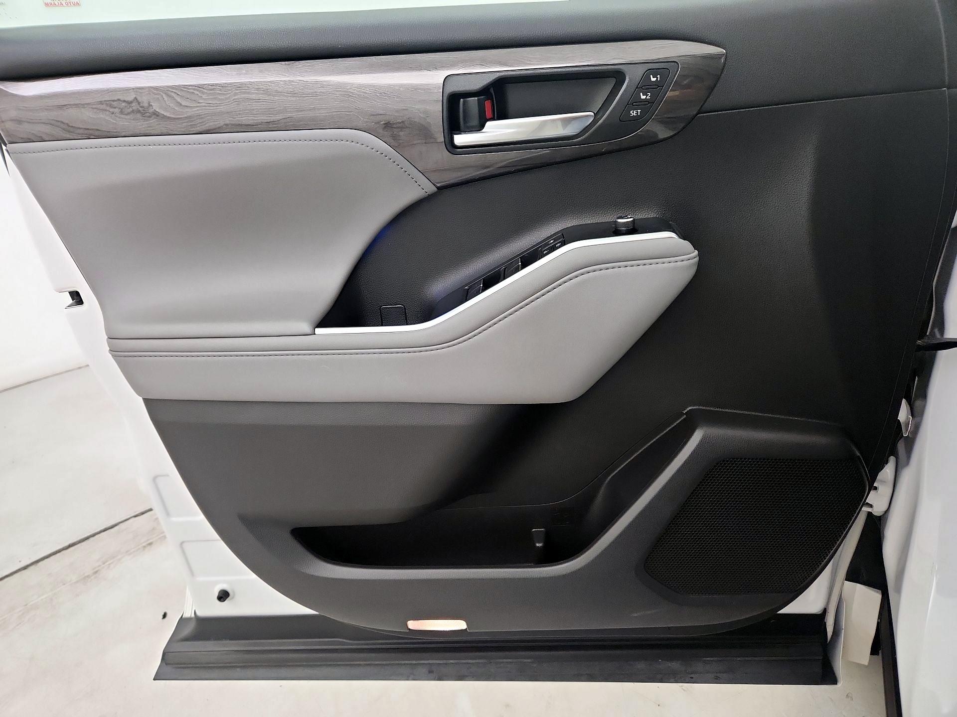 Thumbnail: 2020 Toyota Highlander - 12